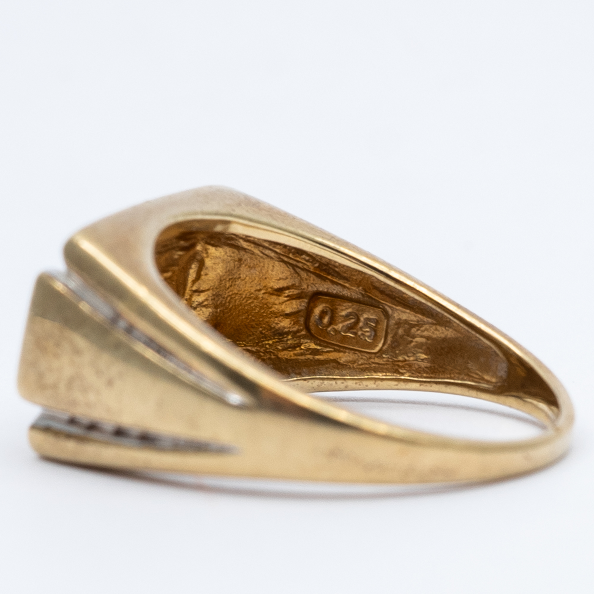 A 9ct yellow gold diamond signet ring - Image 3 of 5