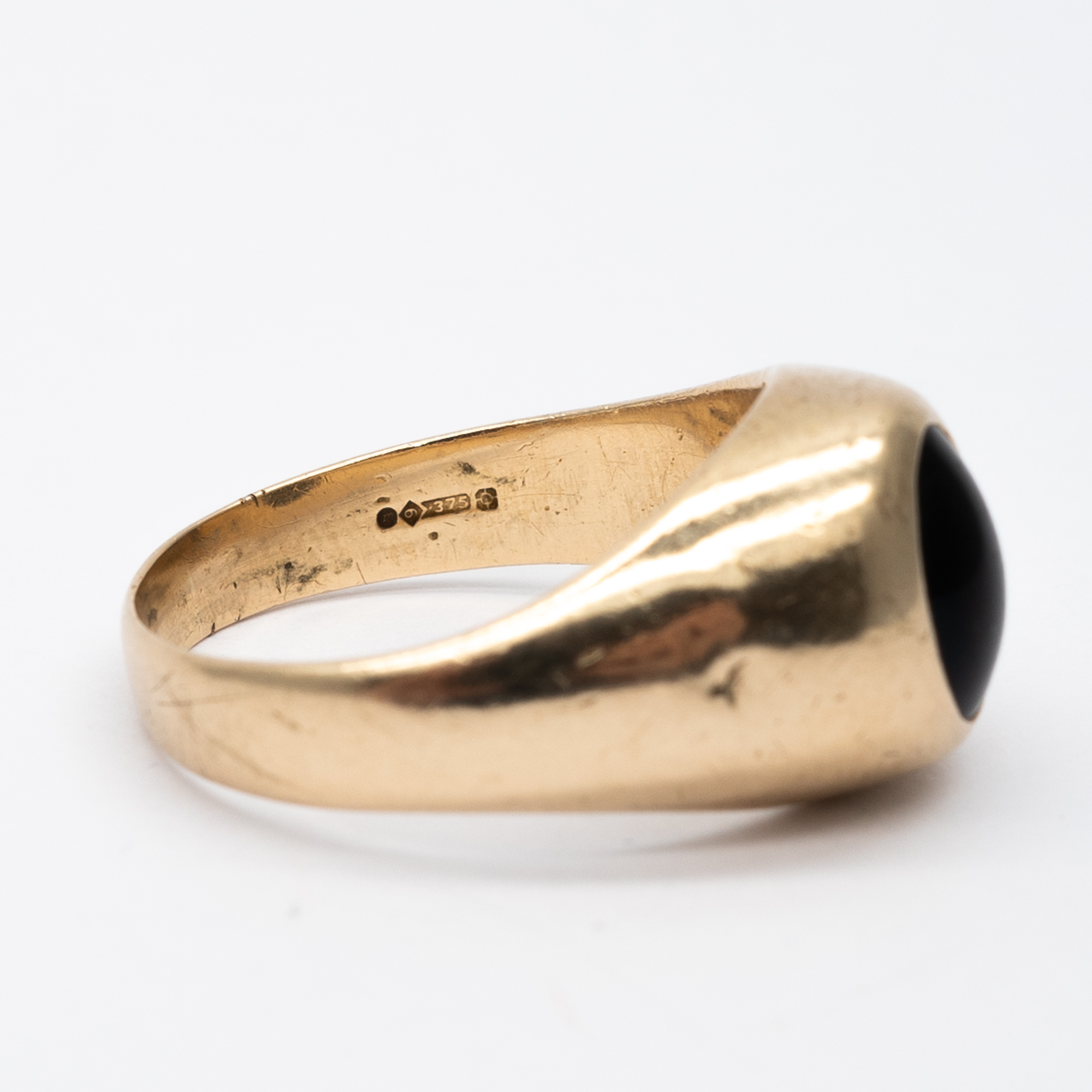 A 9ct yellow gold gypsy ring - Image 4 of 6