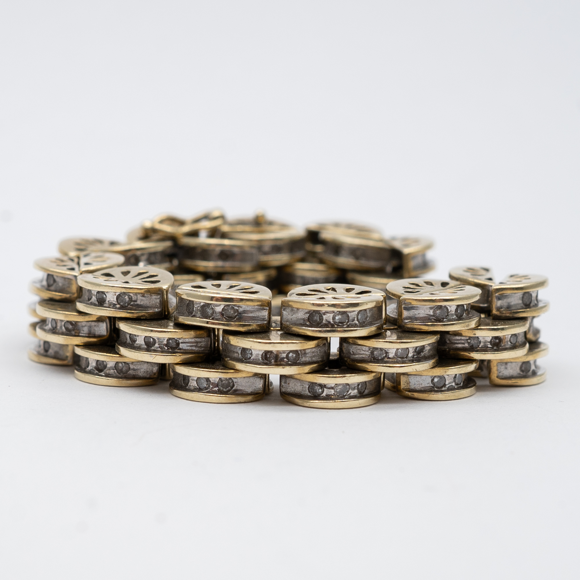 A 9ct yellow gold diamond bracelet - Image 2 of 4