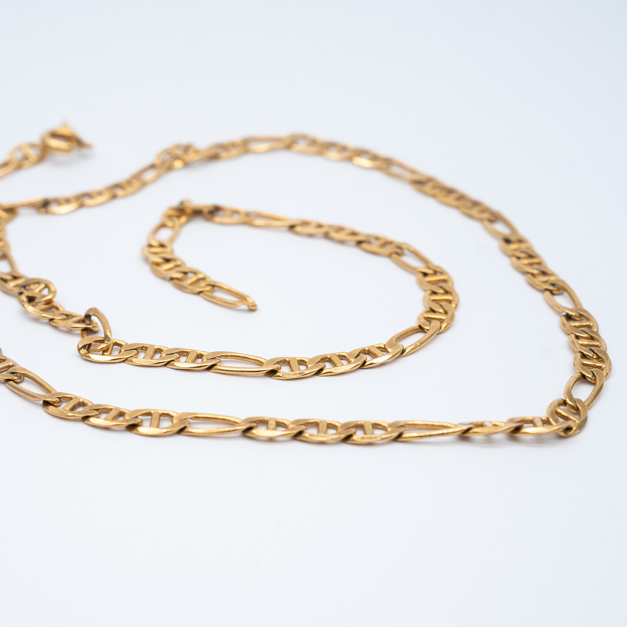 A 9ct yellow gold anchor curb chain - Image 2 of 5