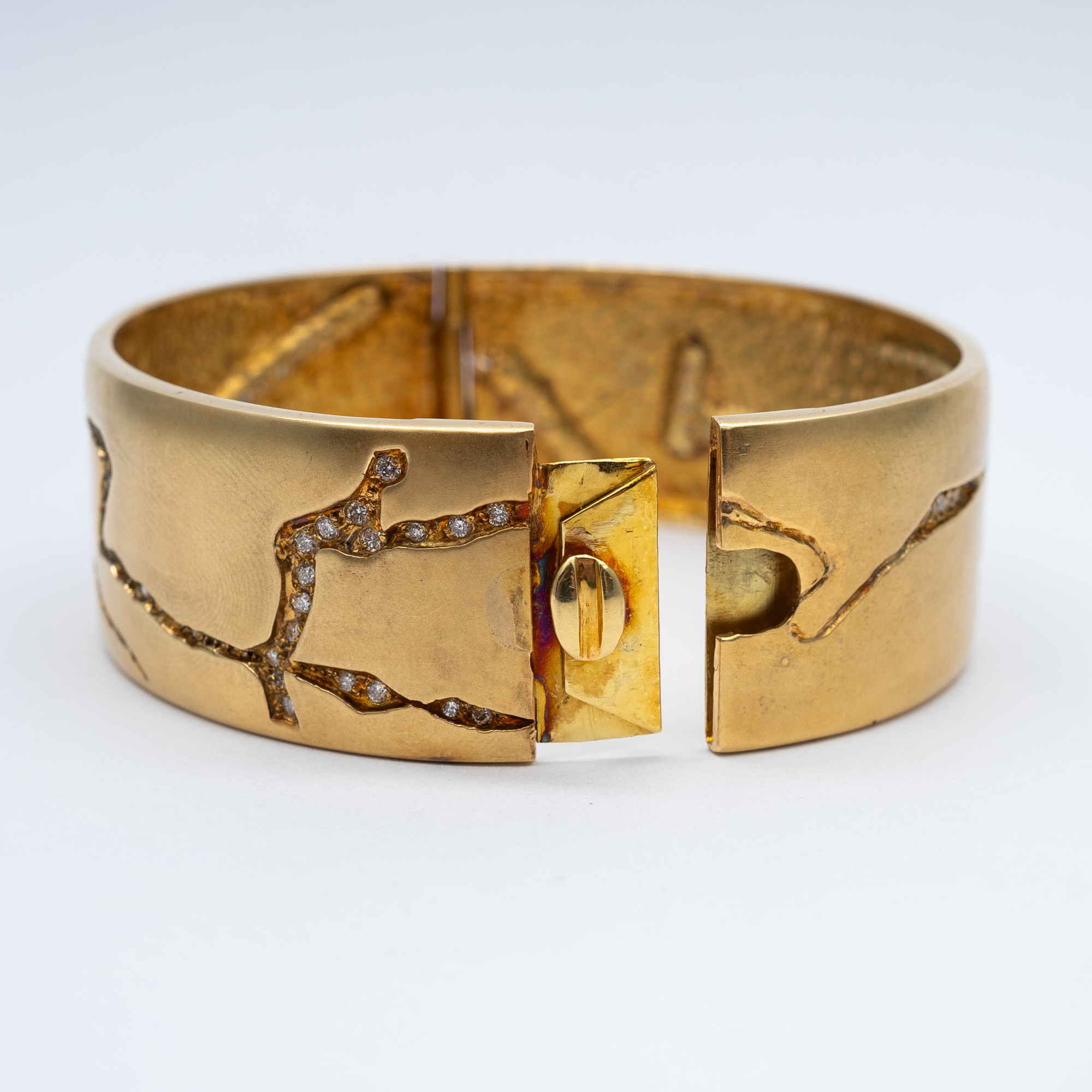 An 18ct yellow gold diamond bangle - Image 5 of 5