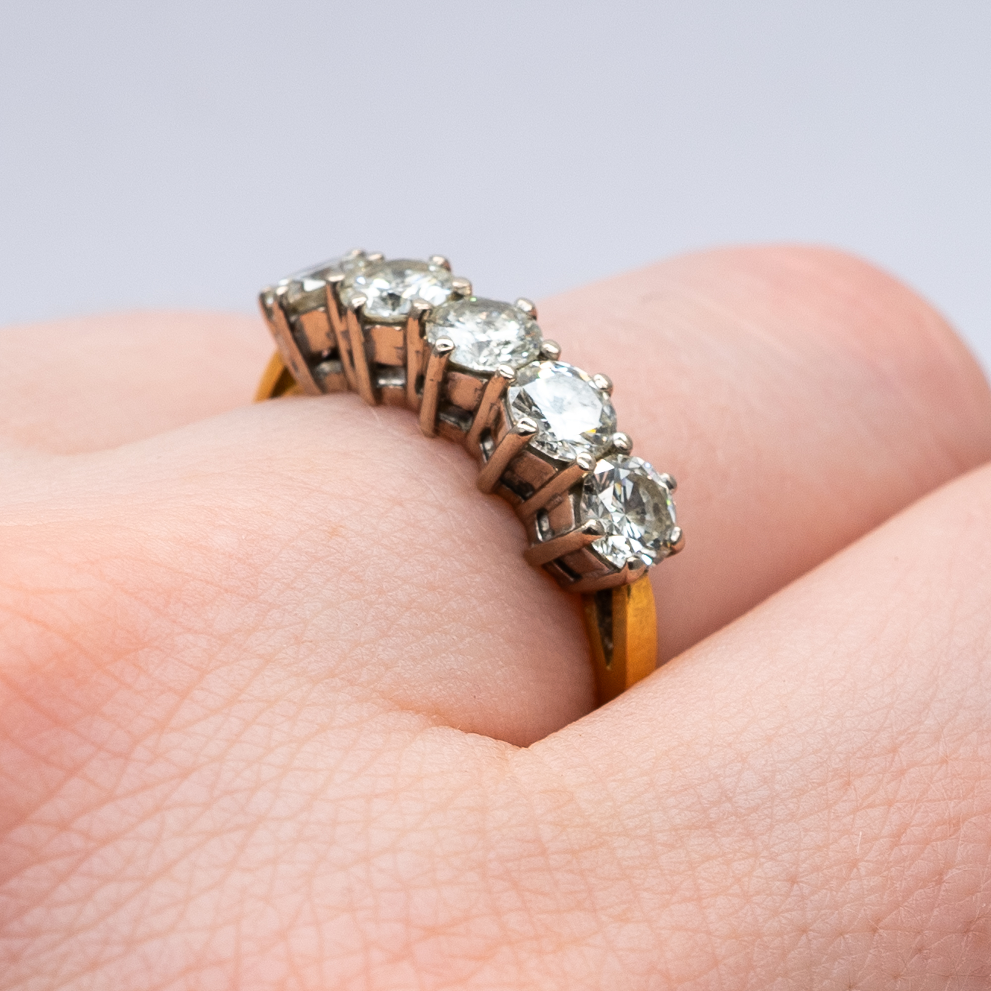 An 18ct yellow gold 5 stone diamond eternity ring - Image 4 of 7
