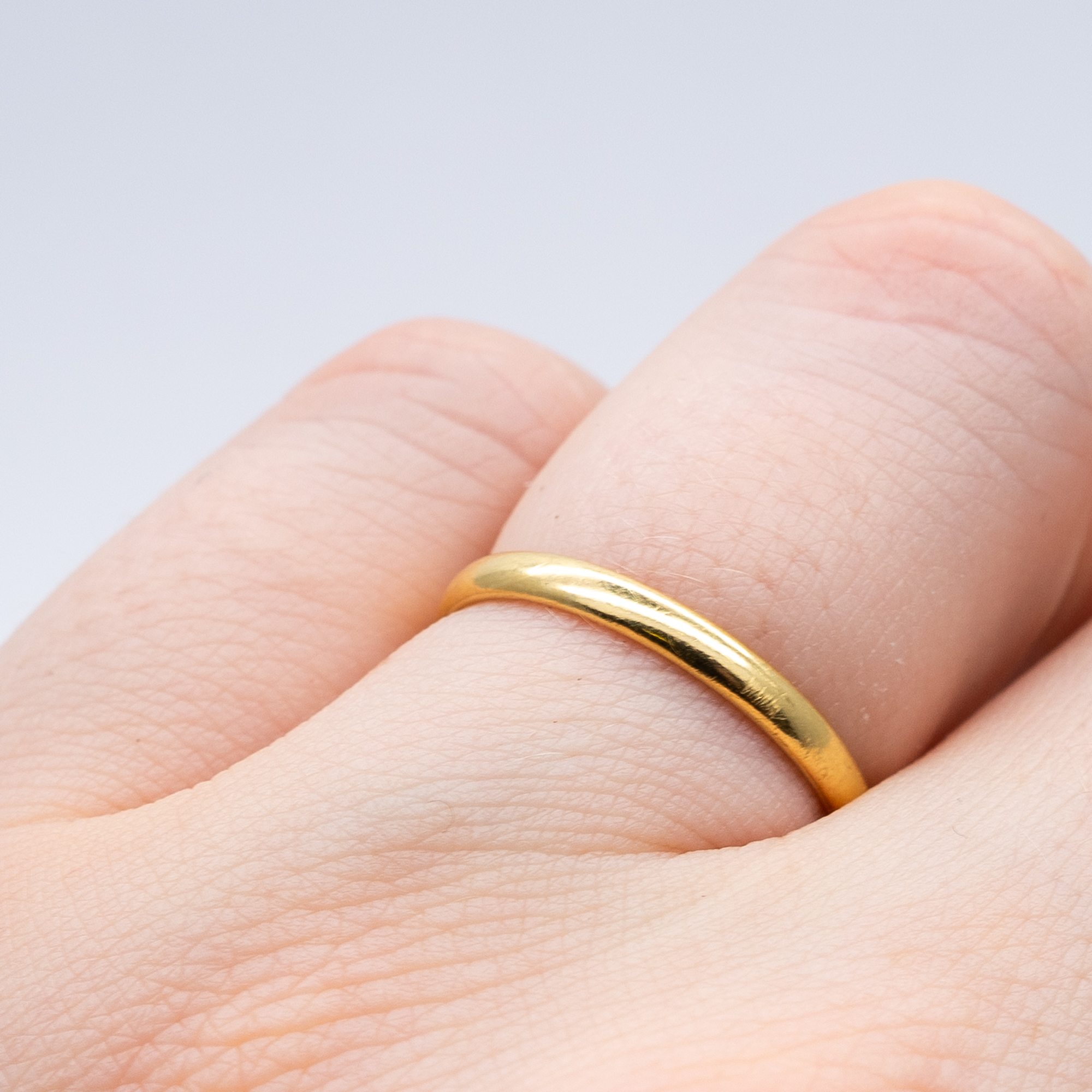 An 18ct yellow gold wedding band - Image 3 of 3