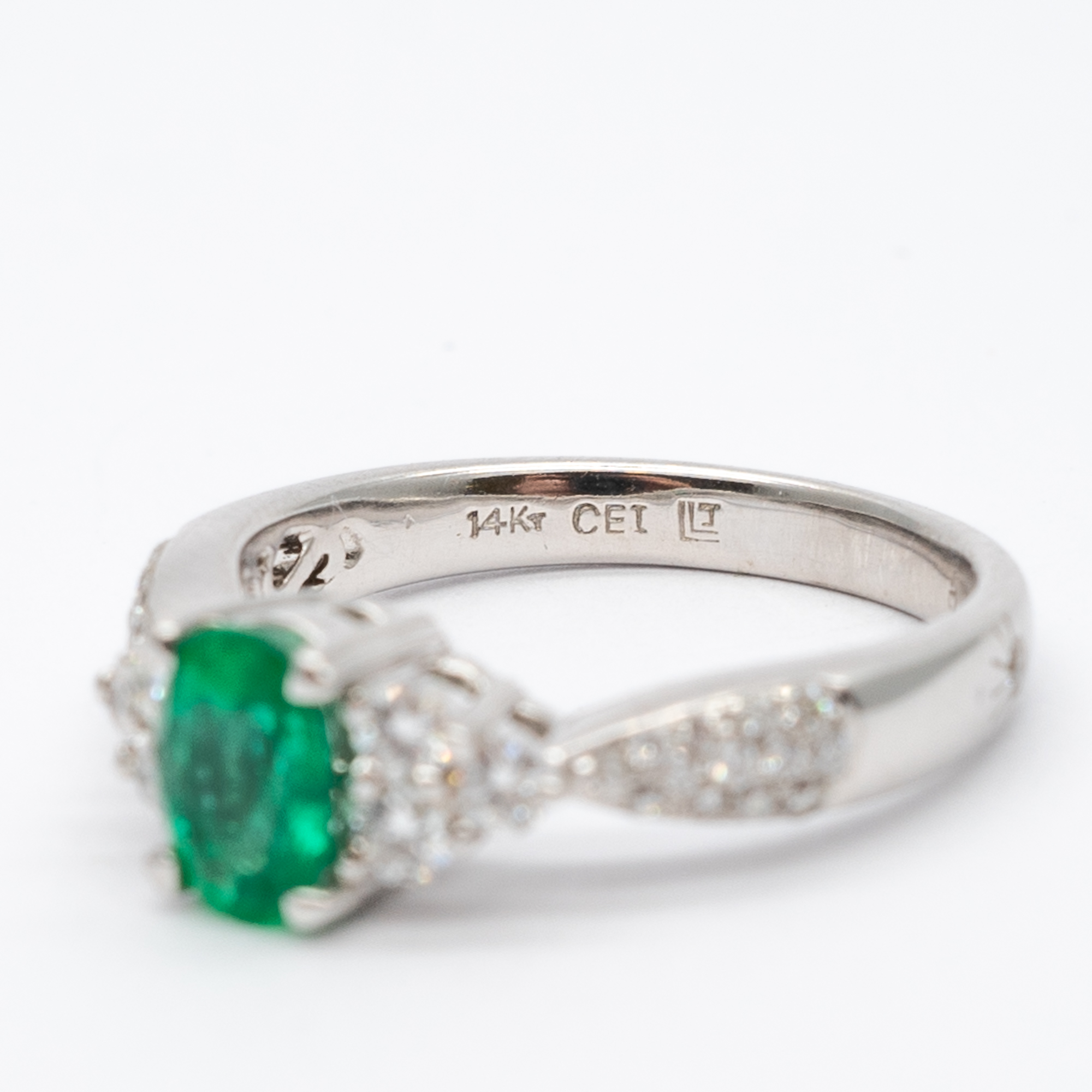 A 14ct white gold columbian emerald and diamond ring - Image 6 of 6