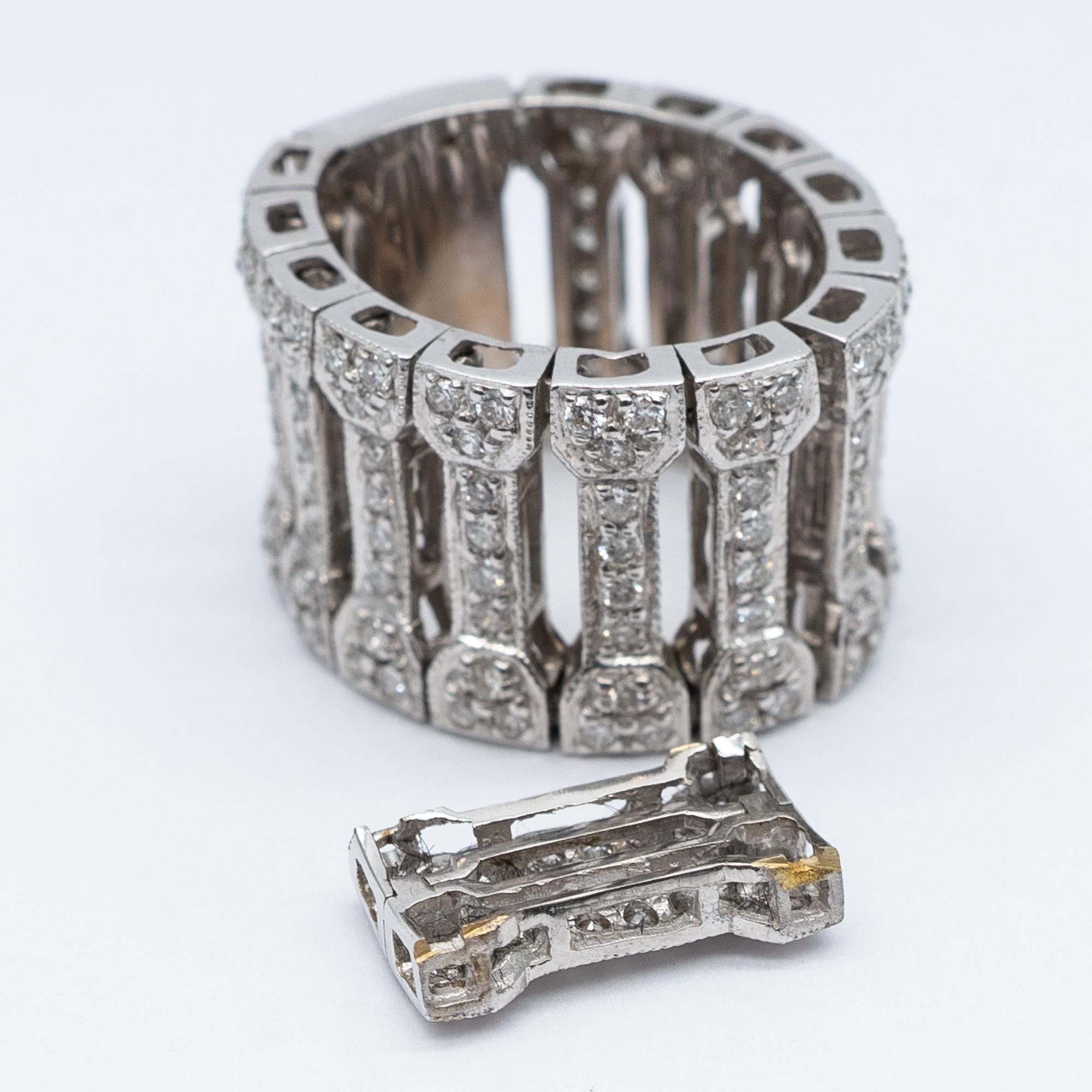 An 18ct white gold I shaped linked diamond ring - Image 5 of 5