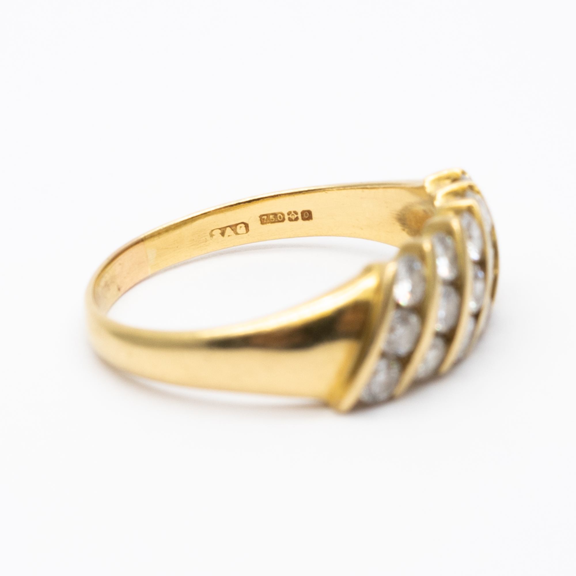 An 18ct yellow gold diamond ring - Image 4 of 6