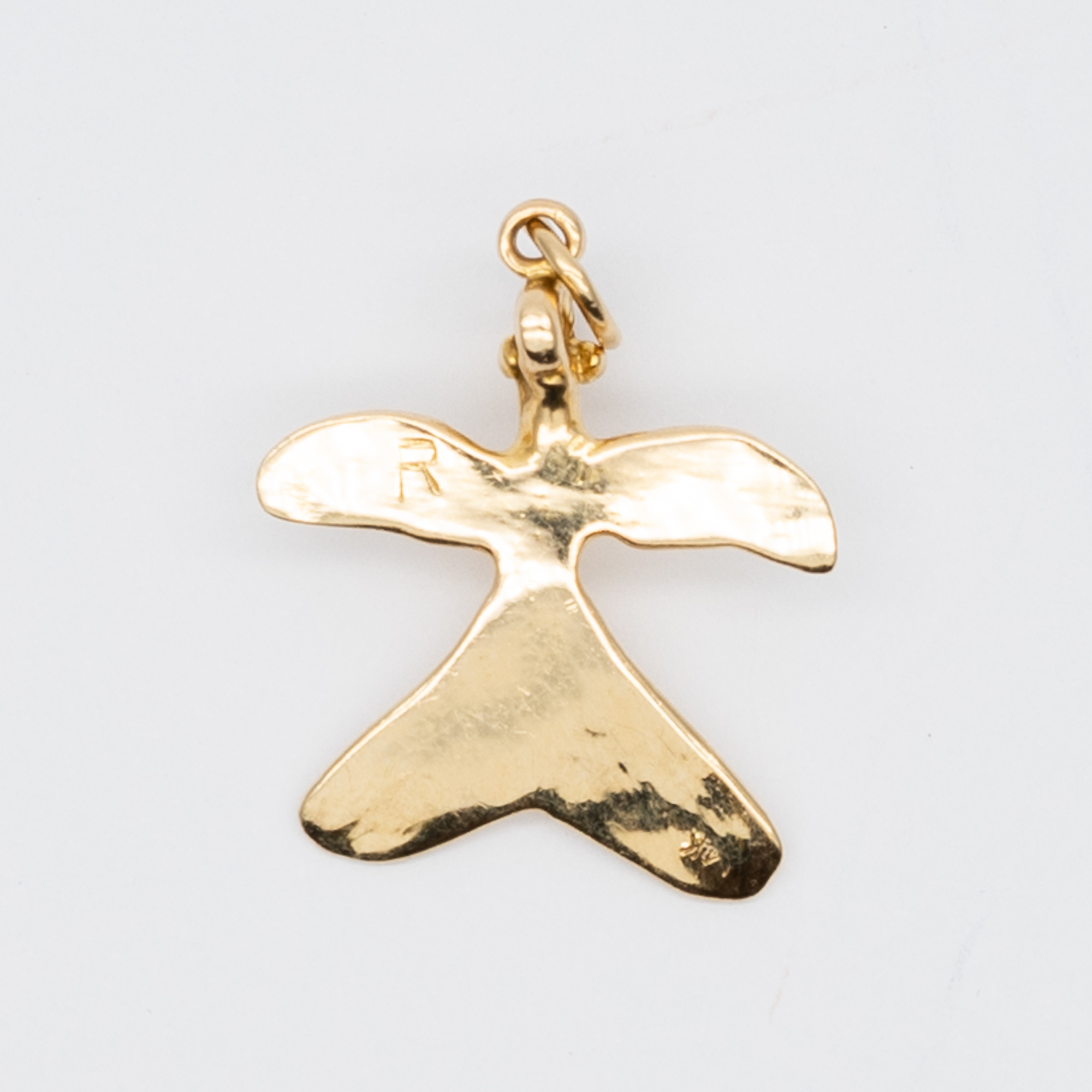 A 9ct yellow gold totum pole charm