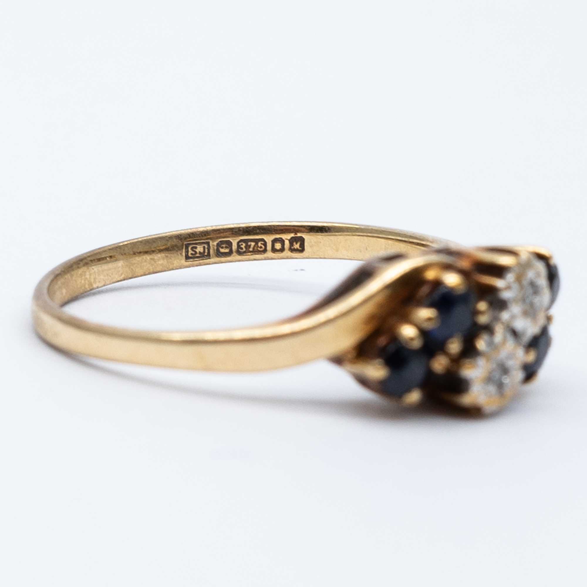 A 9ct yellow gold sapphire and diamond ring - Image 3 of 4