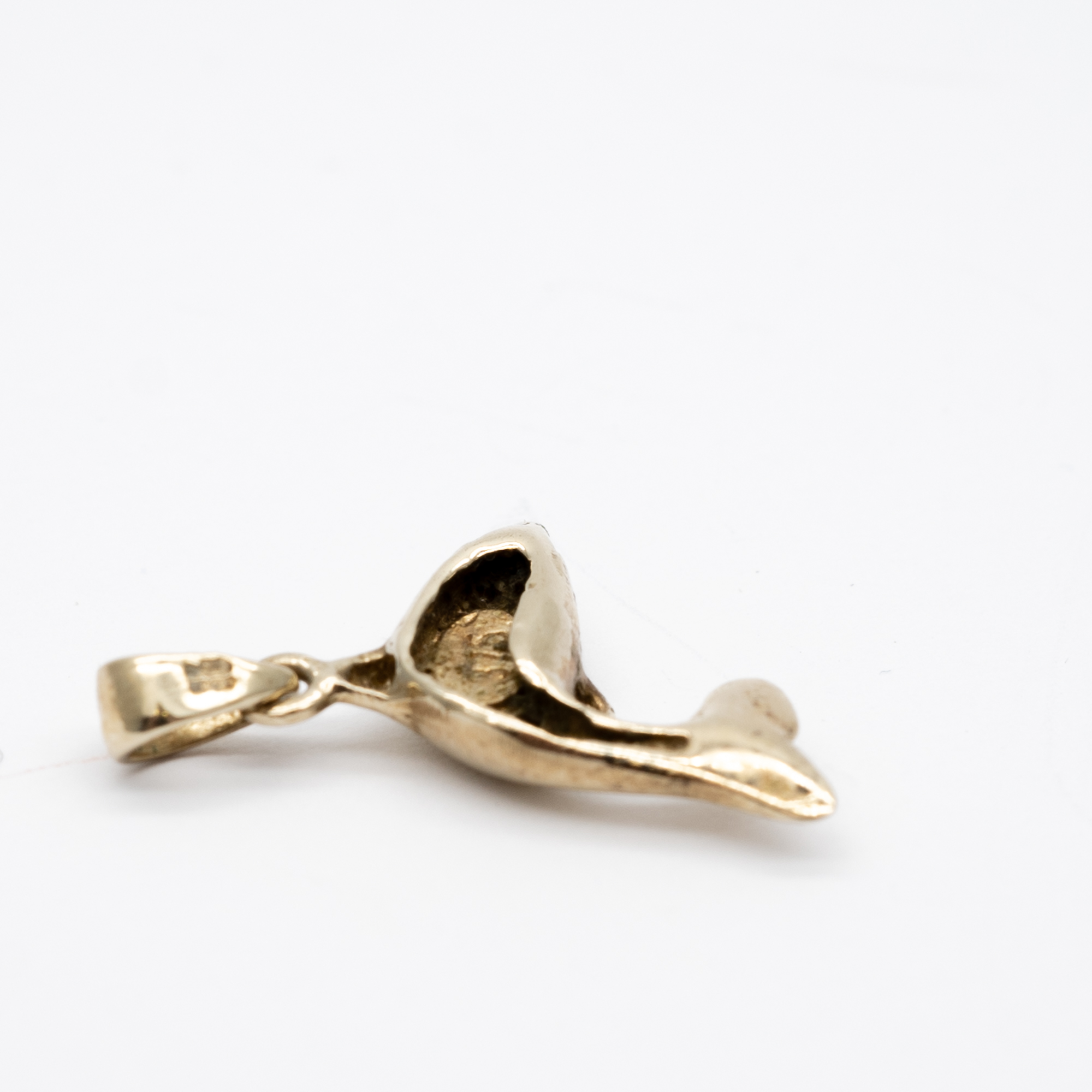 A 9ct yellow gold dolphin pendant - Image 4 of 4