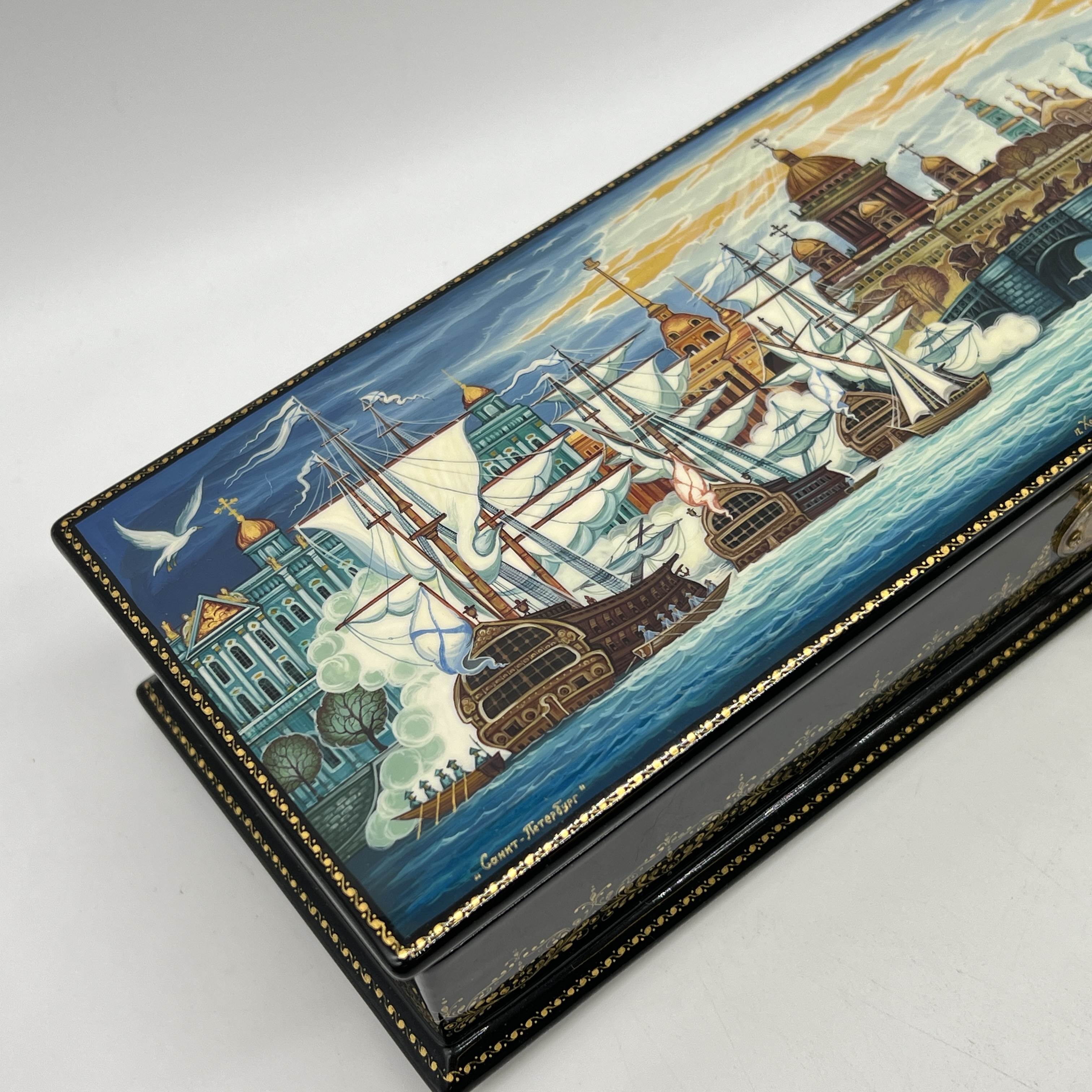 A Russian lacquered trinket box - Bild 2 aus 8