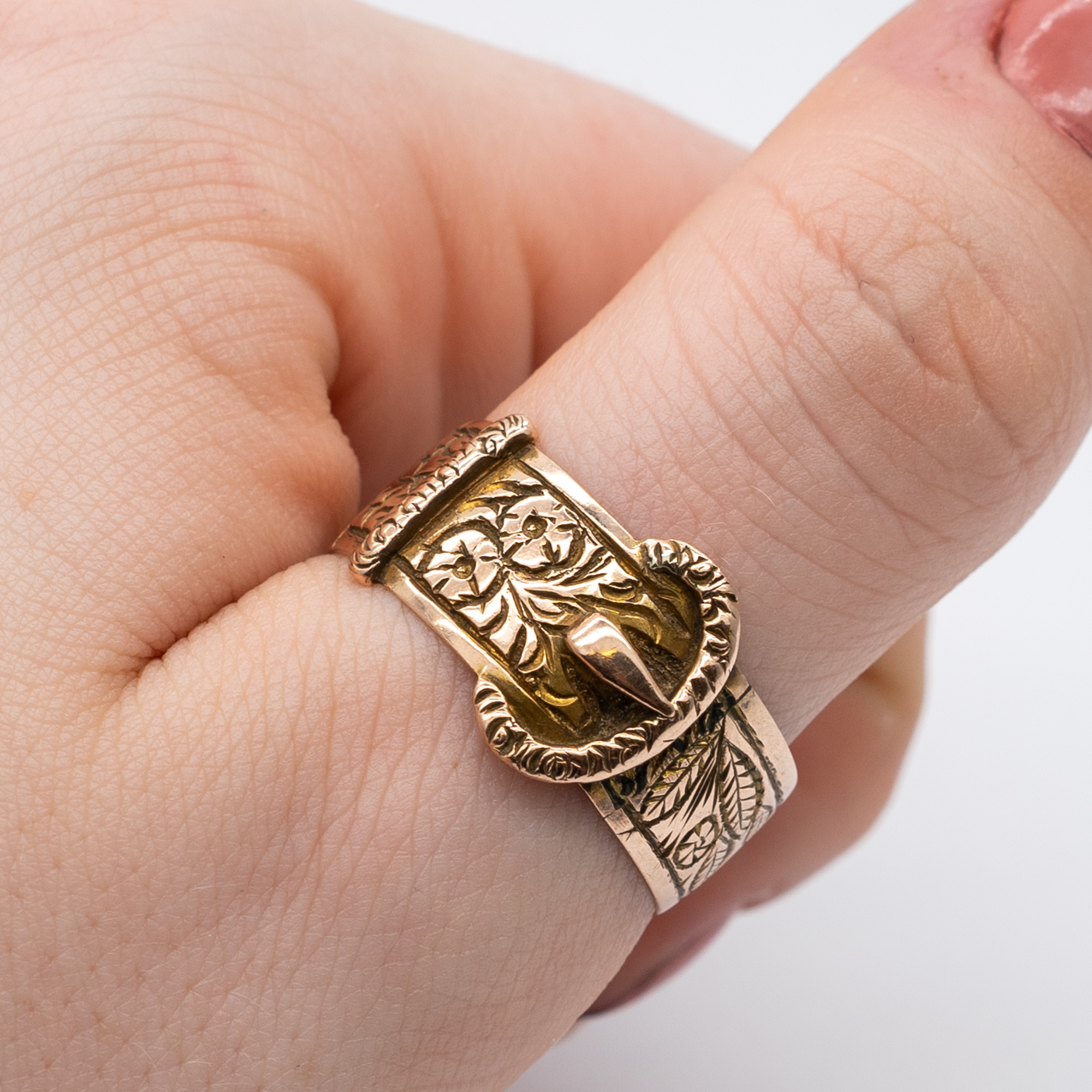 A 9ct rose gold fancy buckle ring - Image 5 of 5