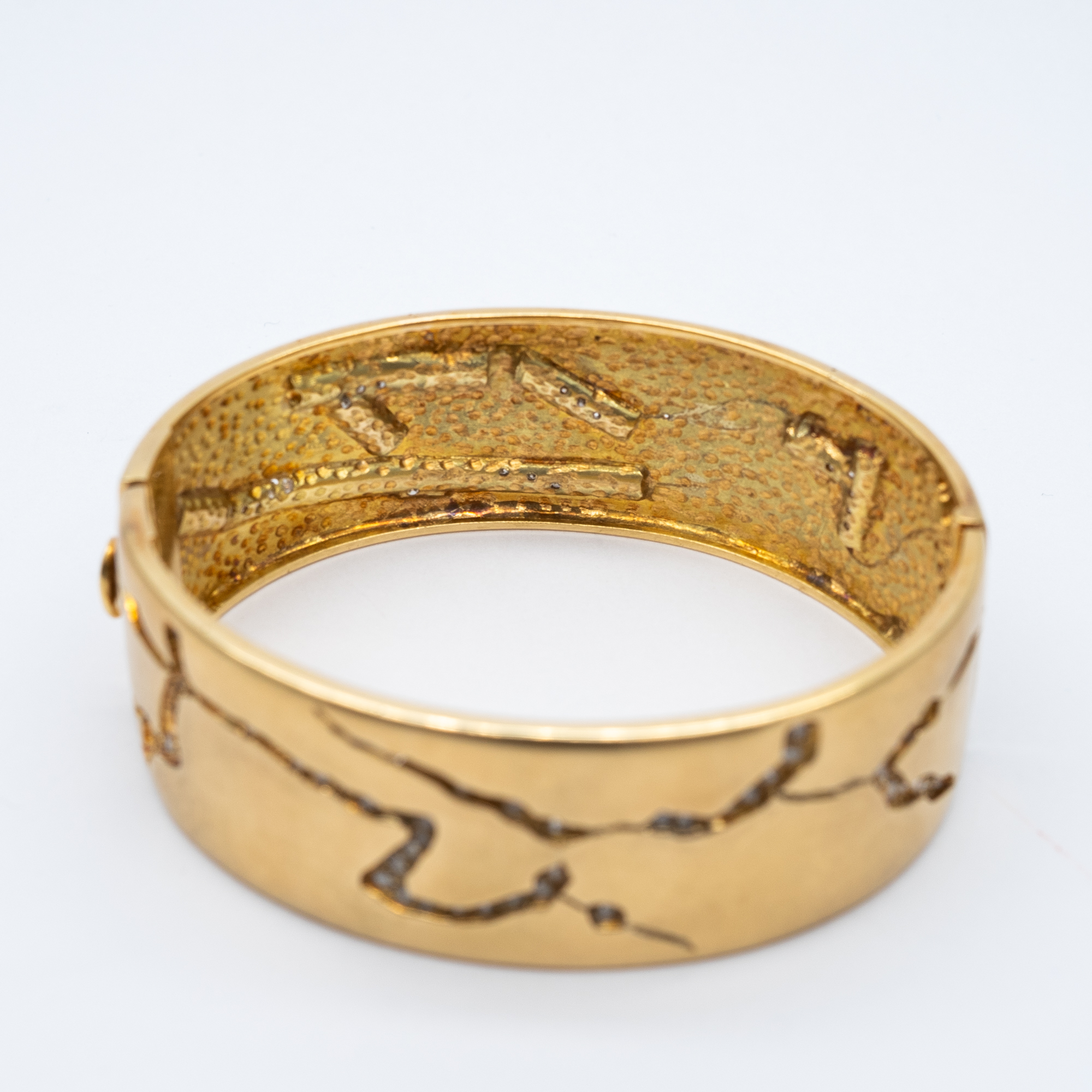 An 18ct yellow gold diamond bangle - Image 4 of 5