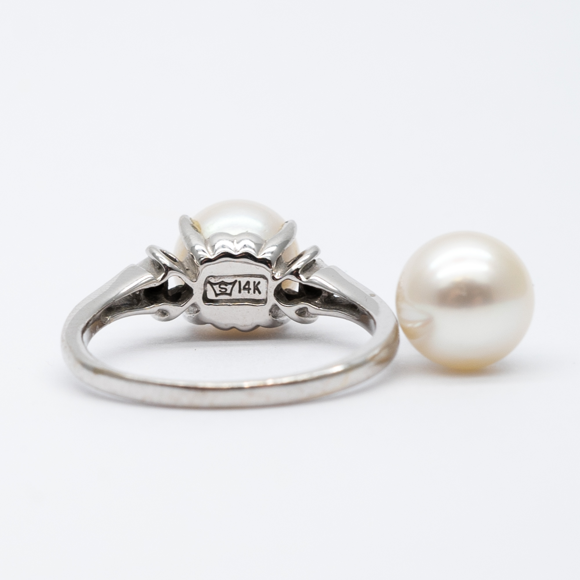 A 14ct white gold pearl and diamond ring with matching pendant - Image 4 of 7