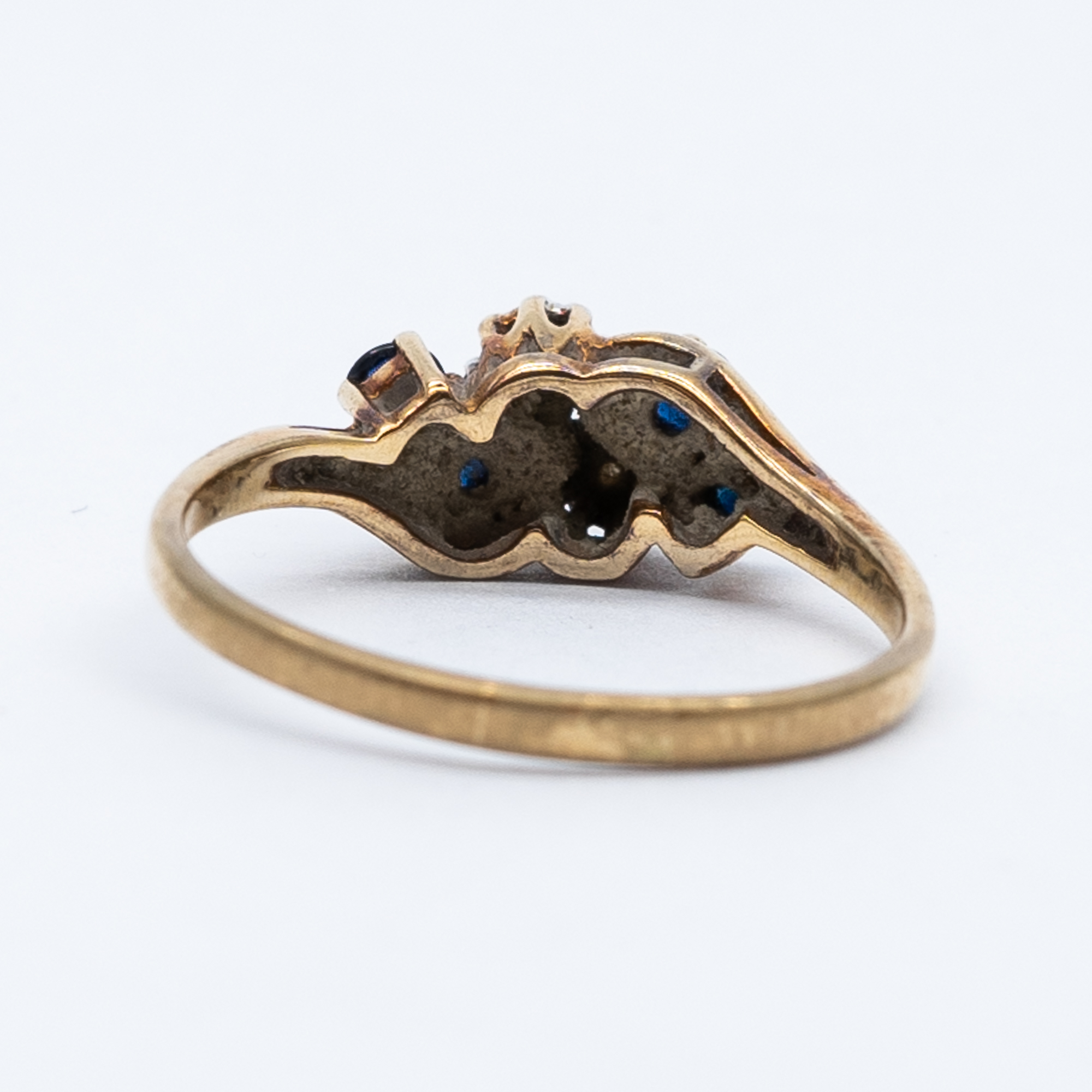 A 9ct yellow gold sapphire and diamond ring - Image 2 of 4