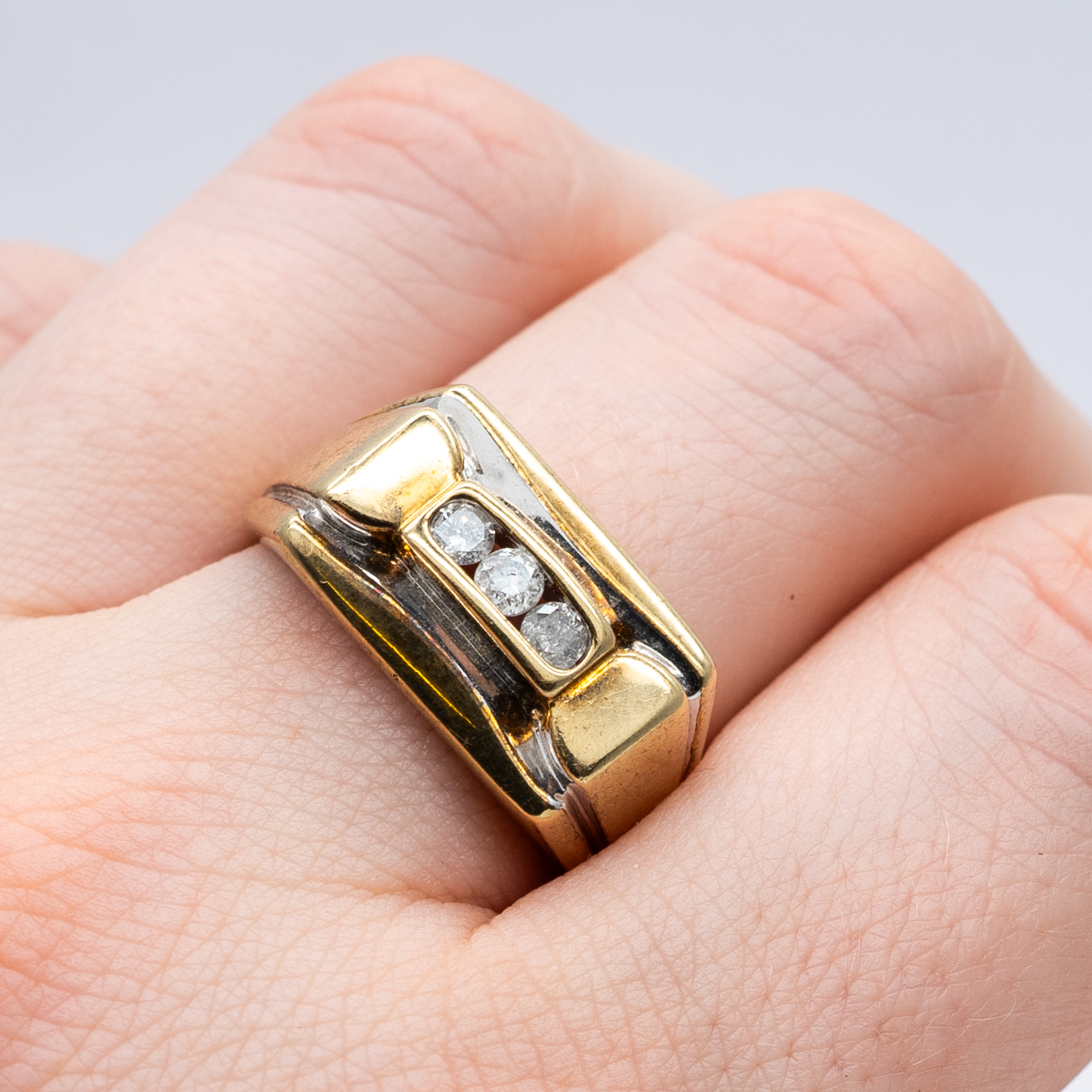 A 9ct yellow gold diamond signet ring - Image 5 of 5