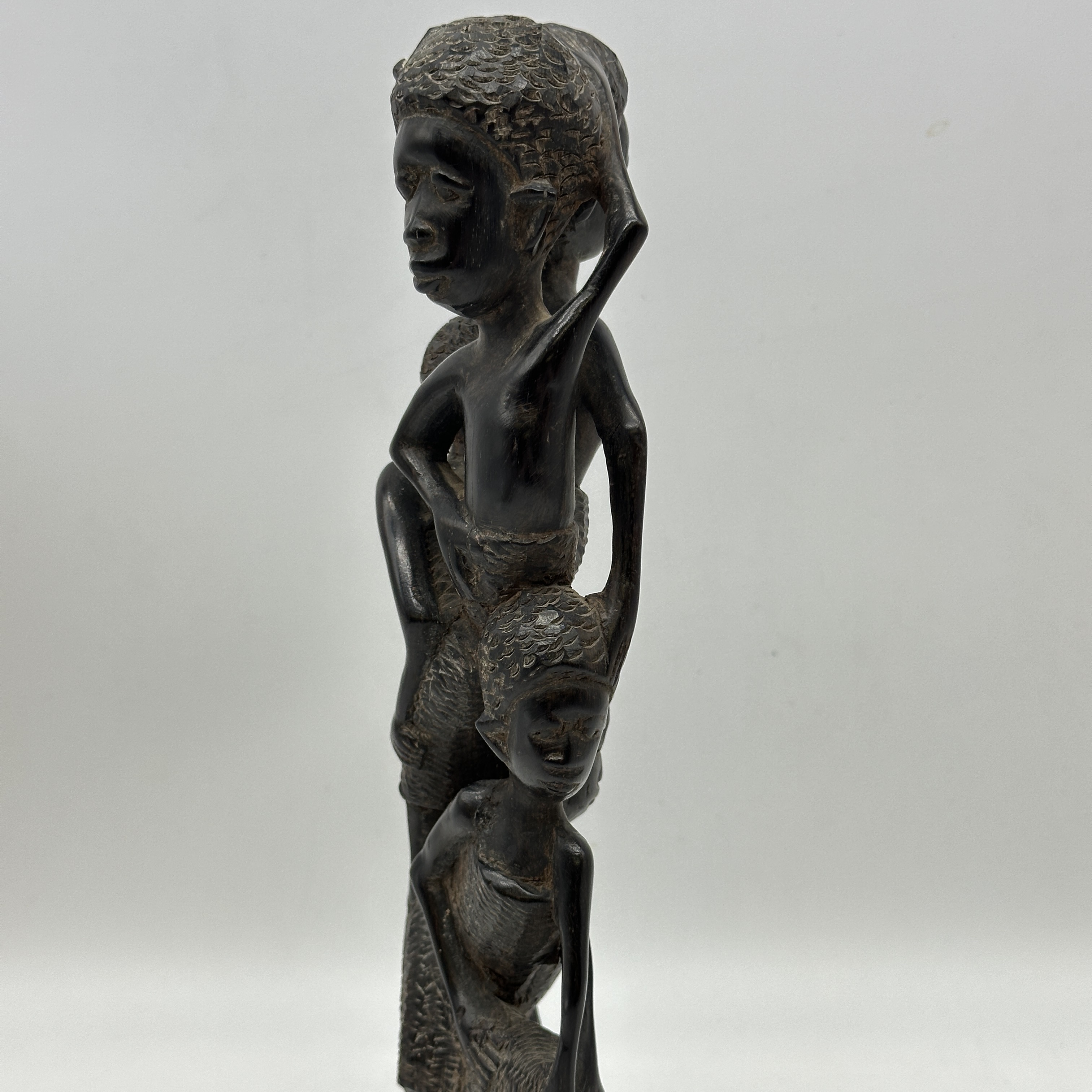 A vintage African carved figure - Image 4 of 6