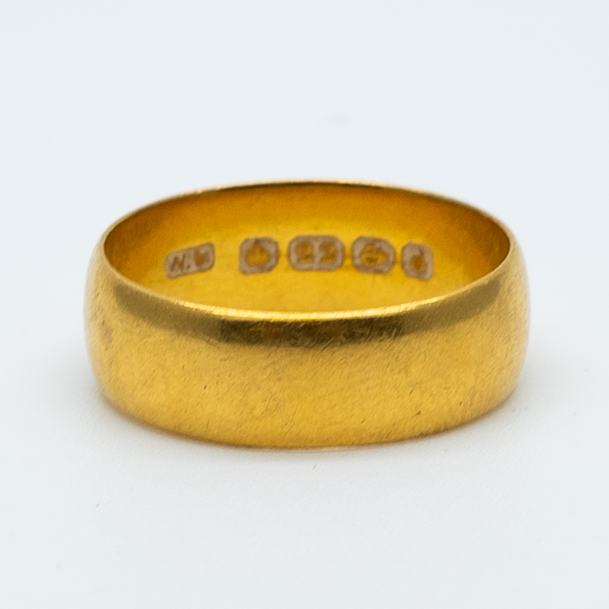 A 22ct yellow gold wedding band - Image 2 of 3