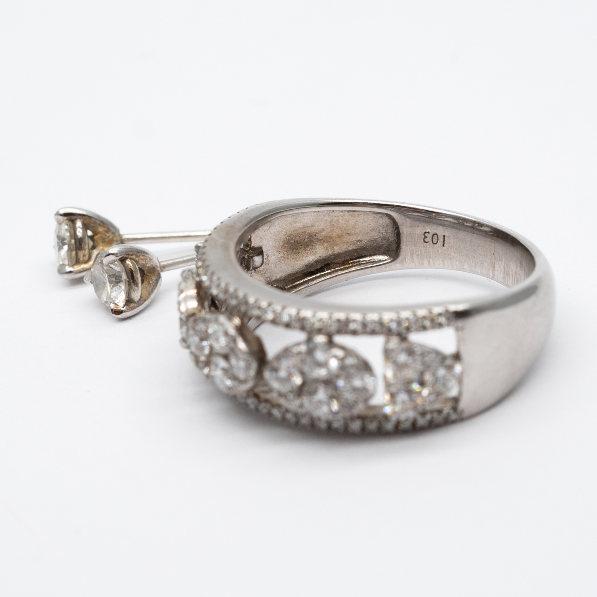 An 18ct white gold diamond dress ring and diamond stud earrings - Image 5 of 7