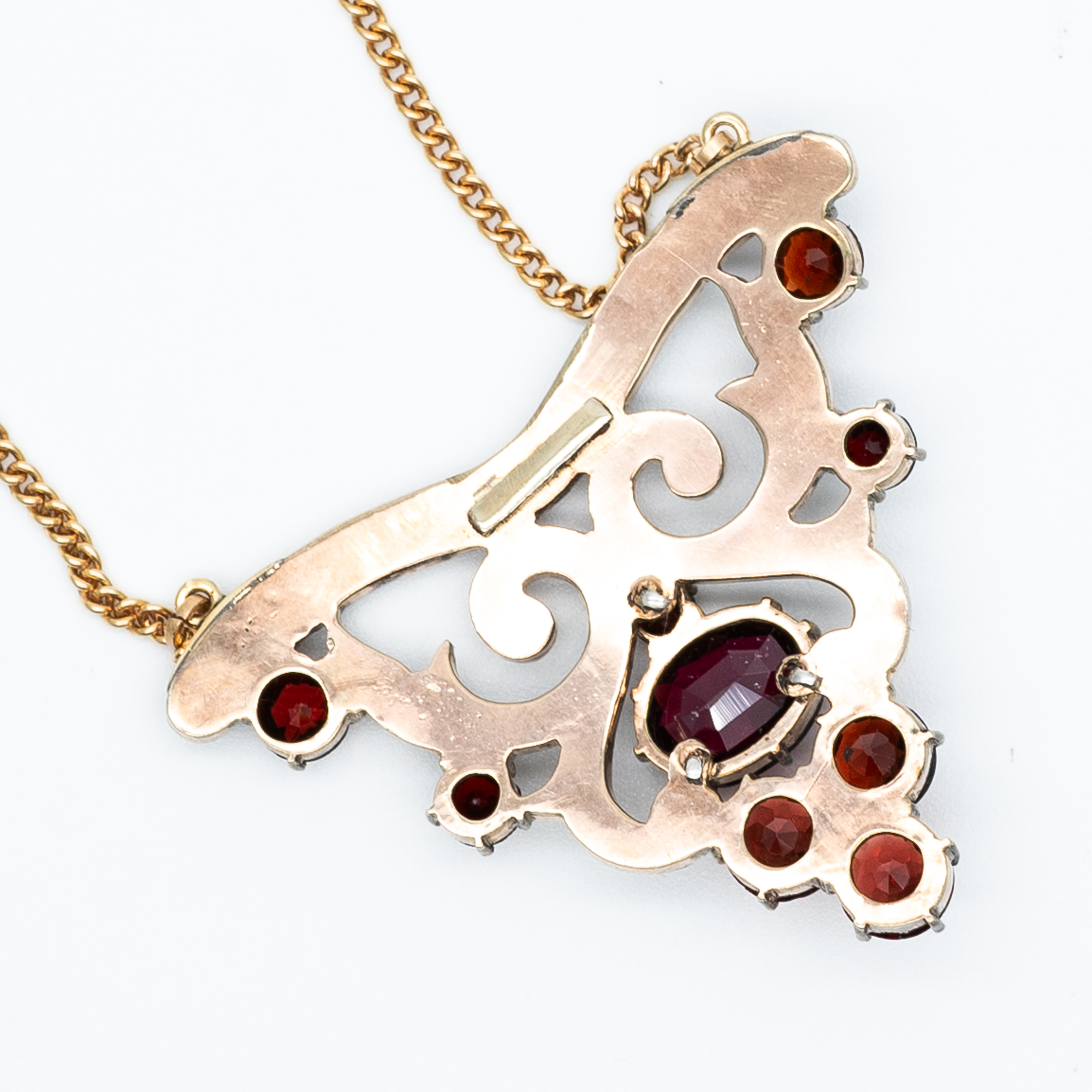 A 9ct yellow gold garnet stone set necklace - Image 3 of 4