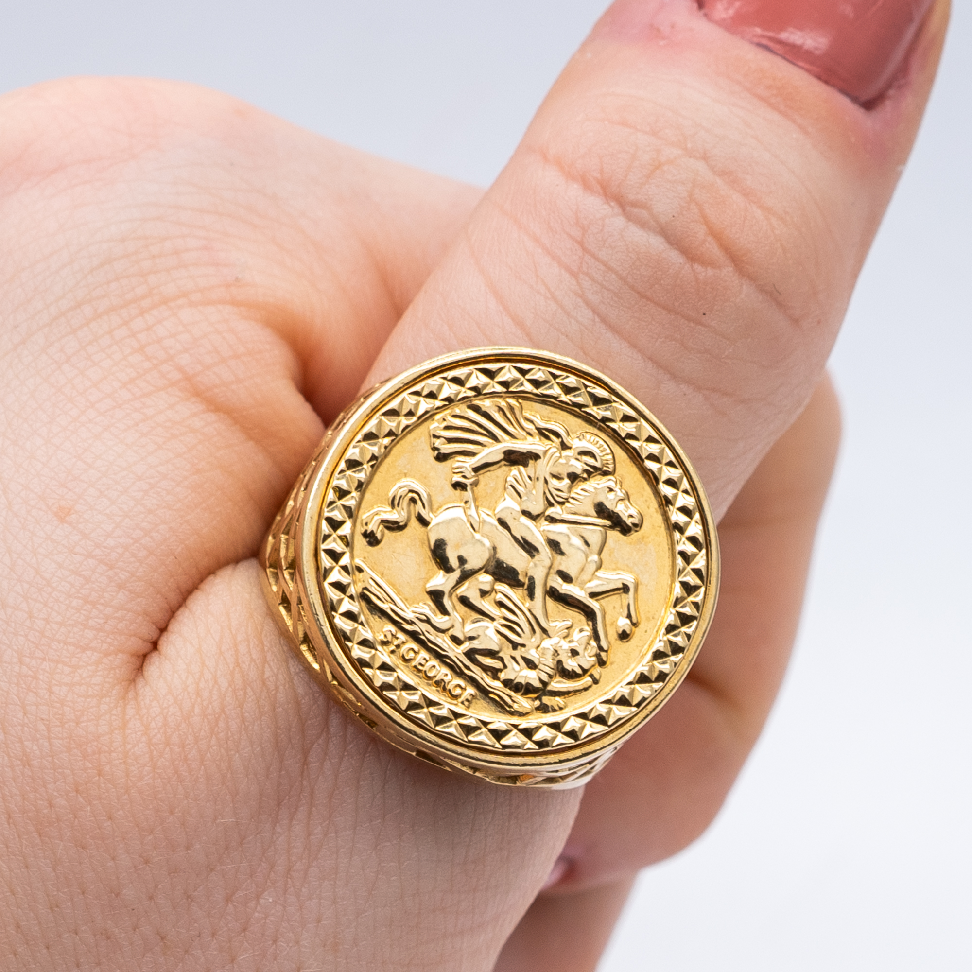 A 9ct yellow gold St Christopher gents ring - Image 5 of 5