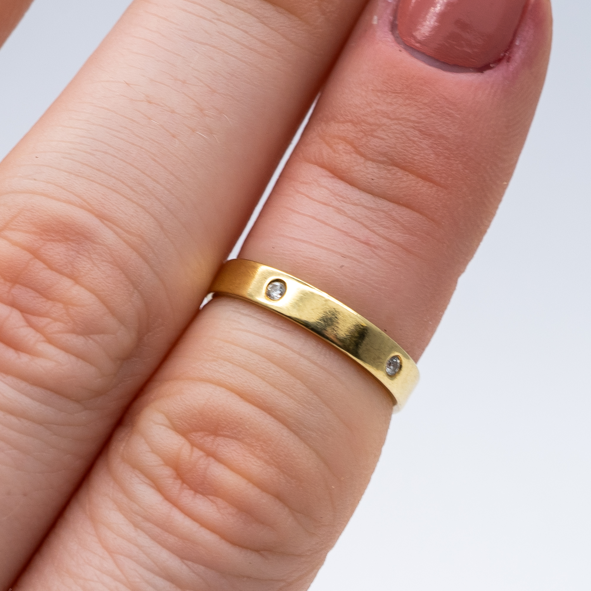 An 18ct yellow gold diamond set band - Image 2 of 4