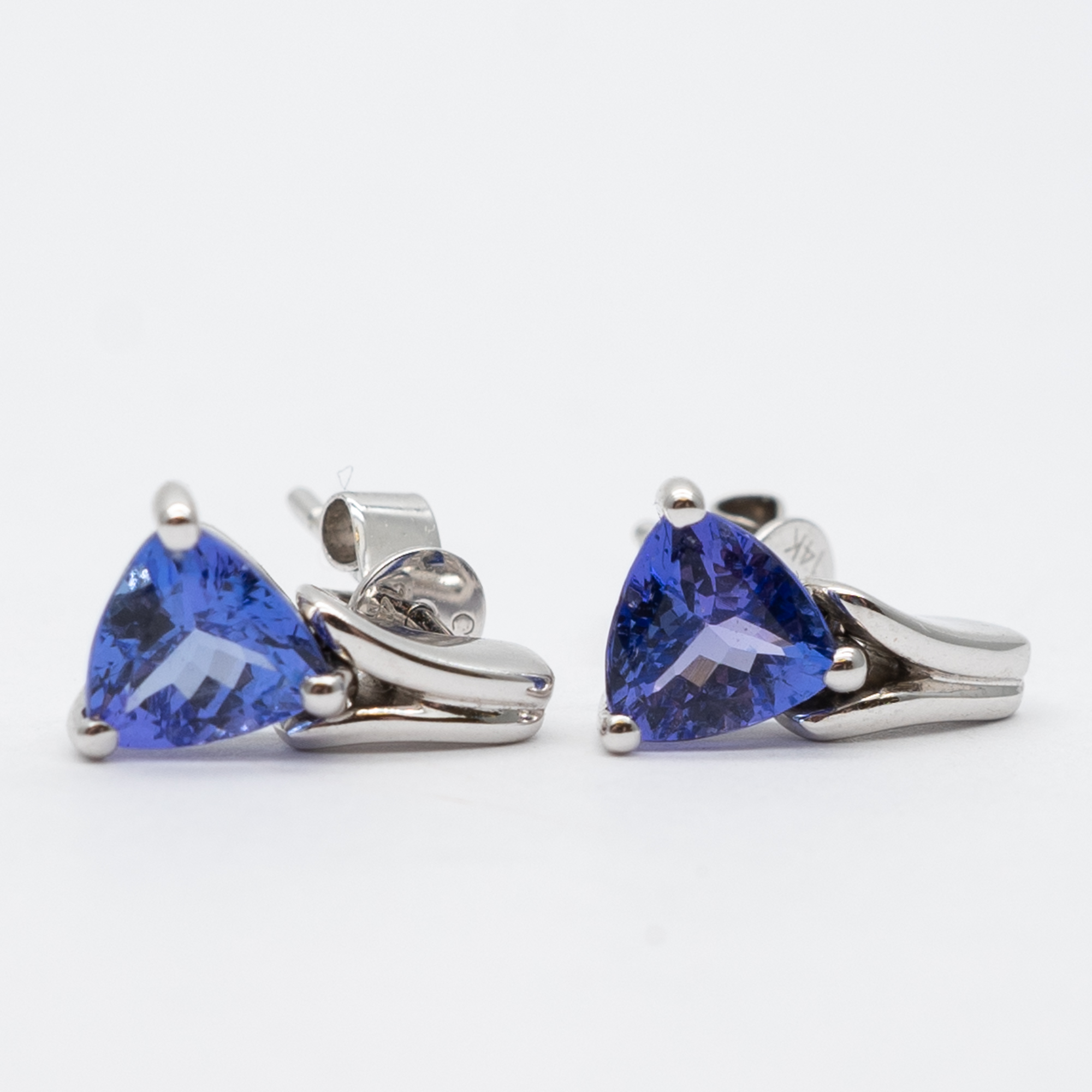 A pair of 14ct white gold tanzanite drop earrings - Image 4 of 6
