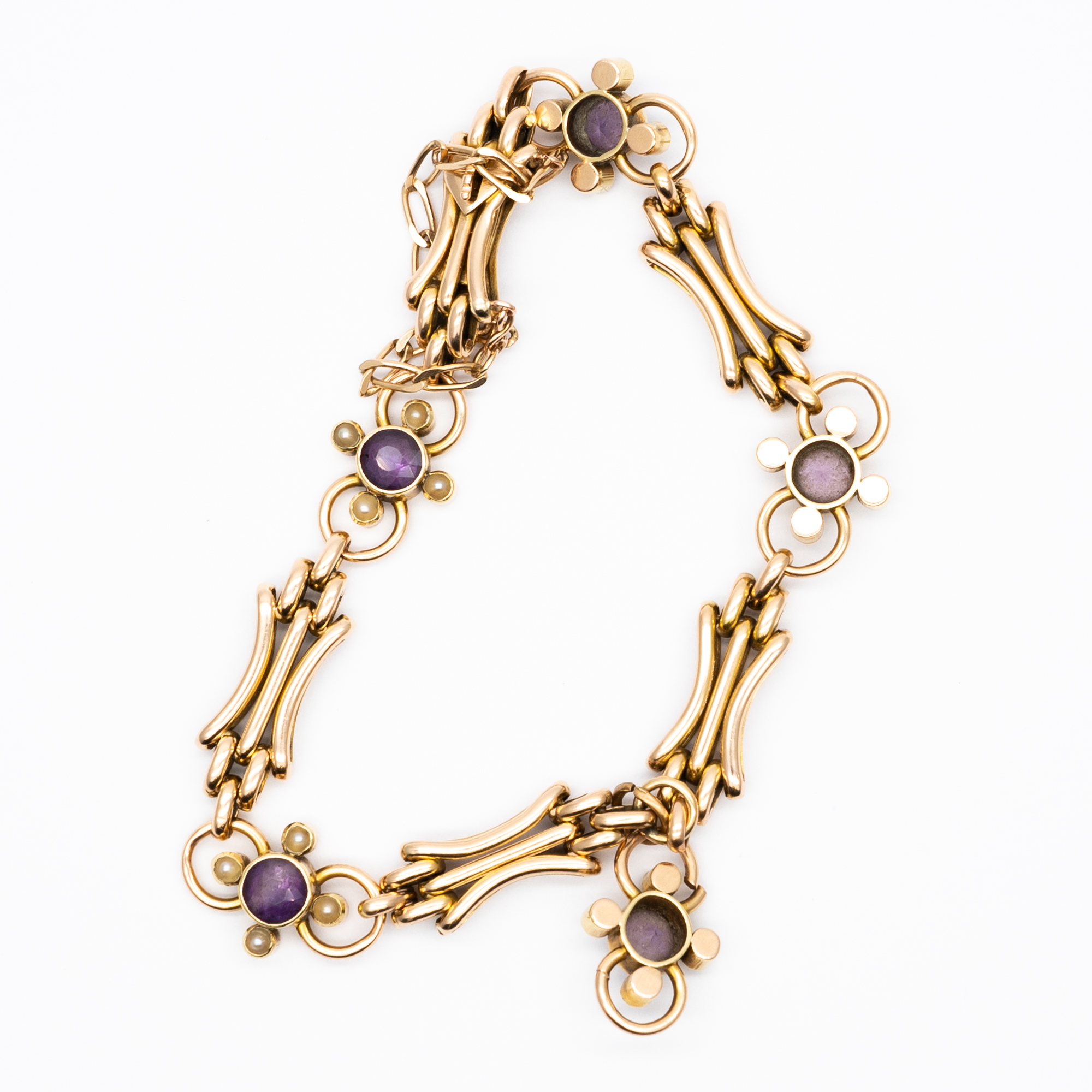 A 9ct yellow gold victorian gate bracelet - Image 3 of 4