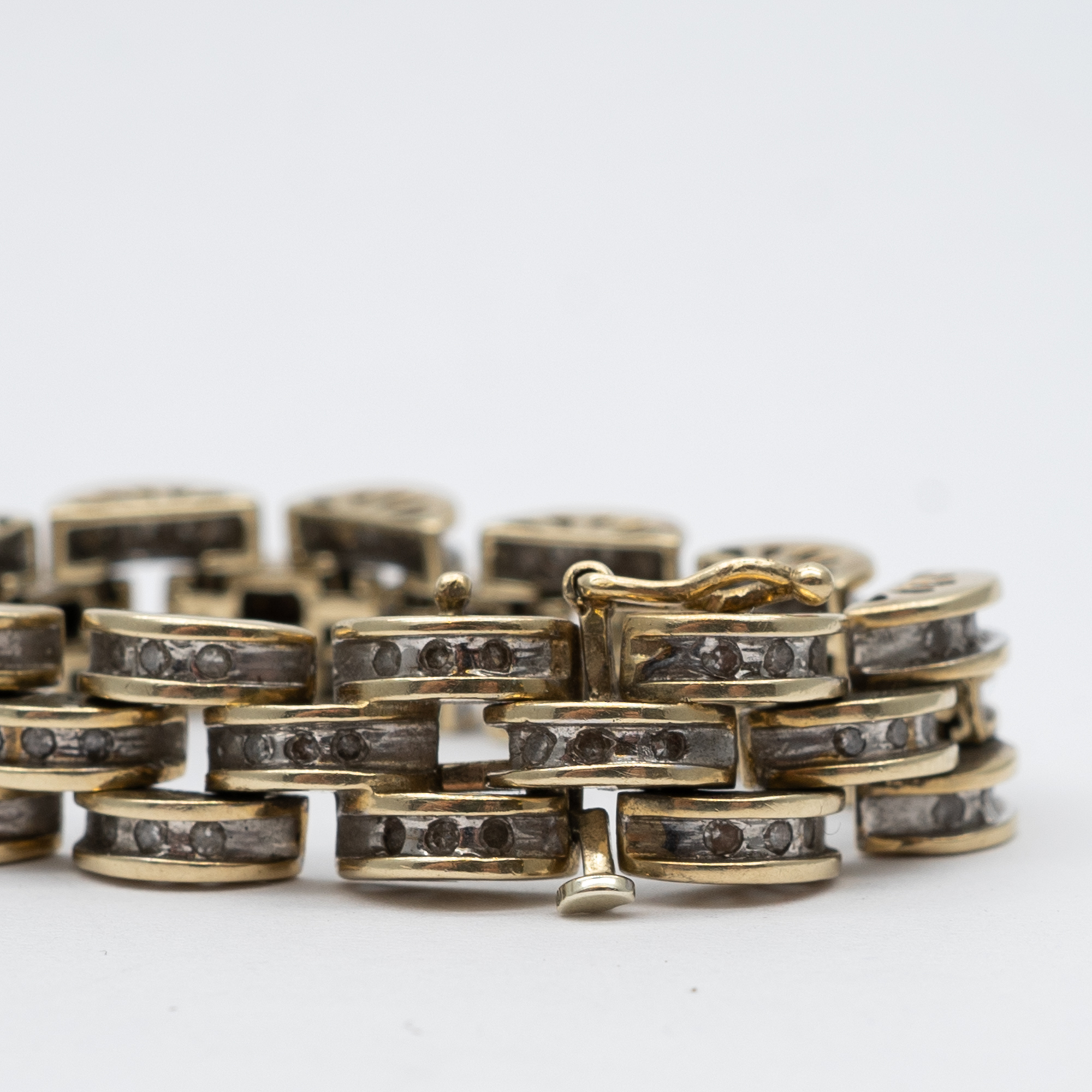 A 9ct yellow gold diamond bracelet - Image 3 of 4