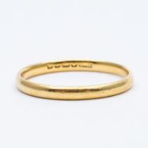 An 18ct yellow gold wedding band