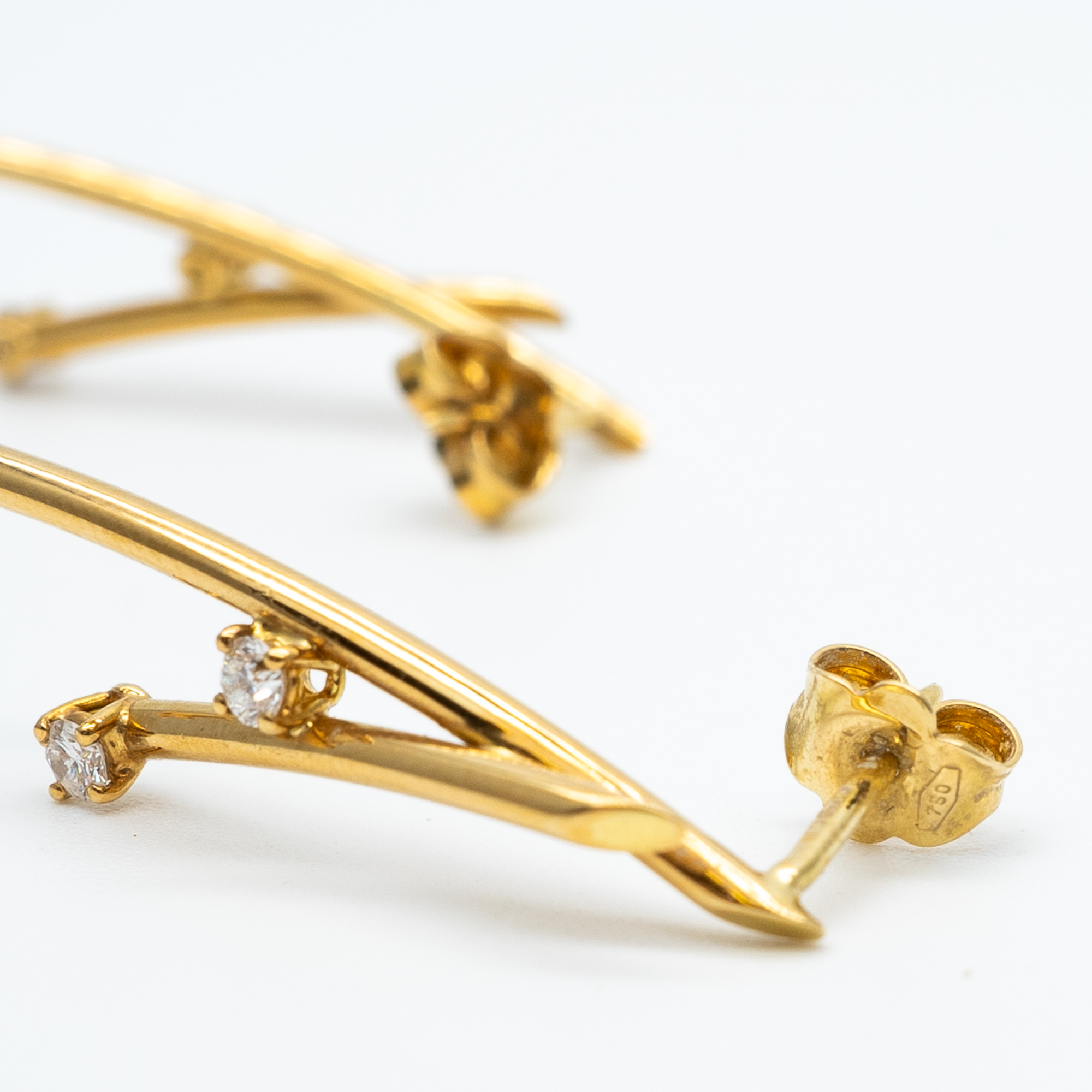 A pair of 18ct yellow gold drop diamond earrings - Image 4 of 4
