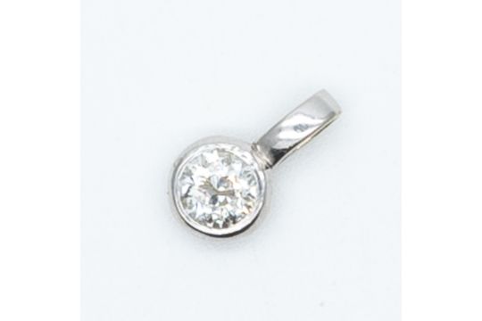 A 9ct white gold diamond pendant - Image 2 of 3