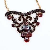 A 9ct yellow gold garnet stone set necklace