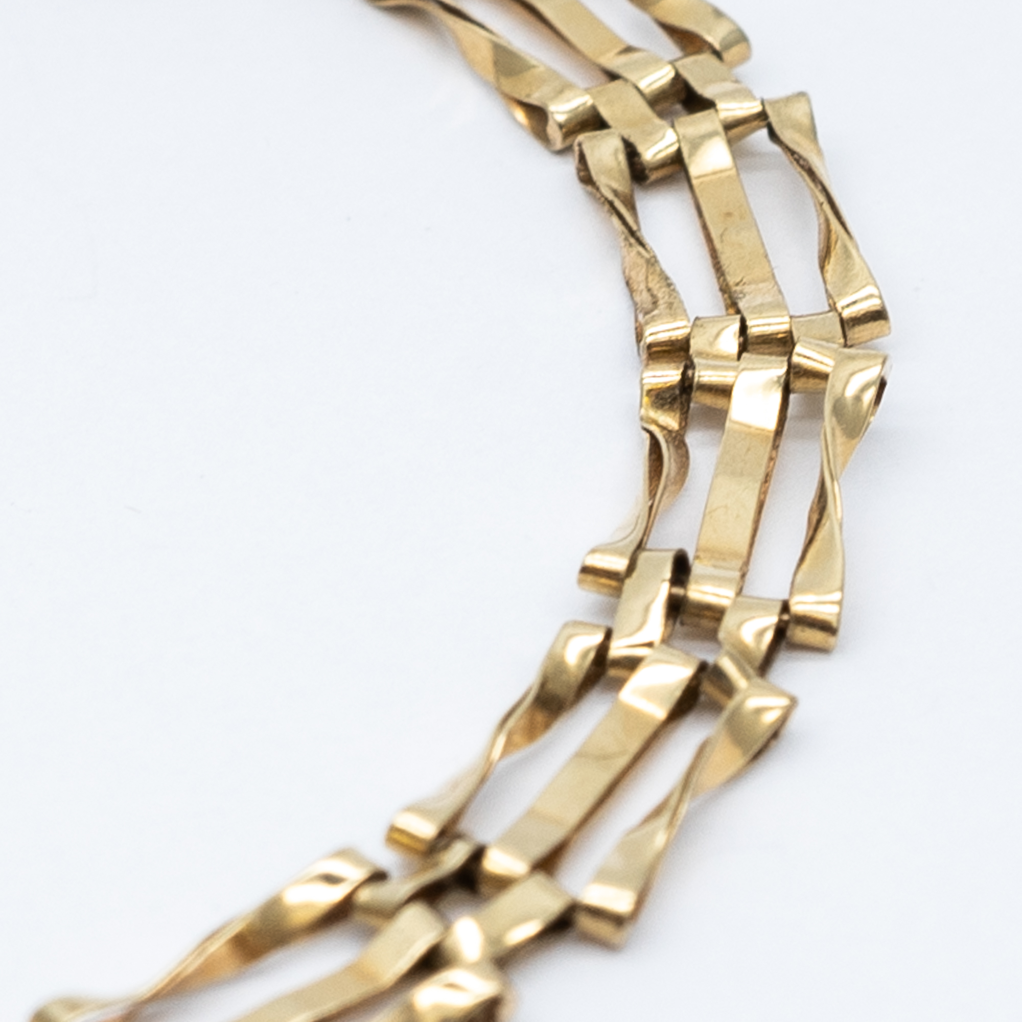 A 9ct yellow gold gate bracelet - Image 3 of 4