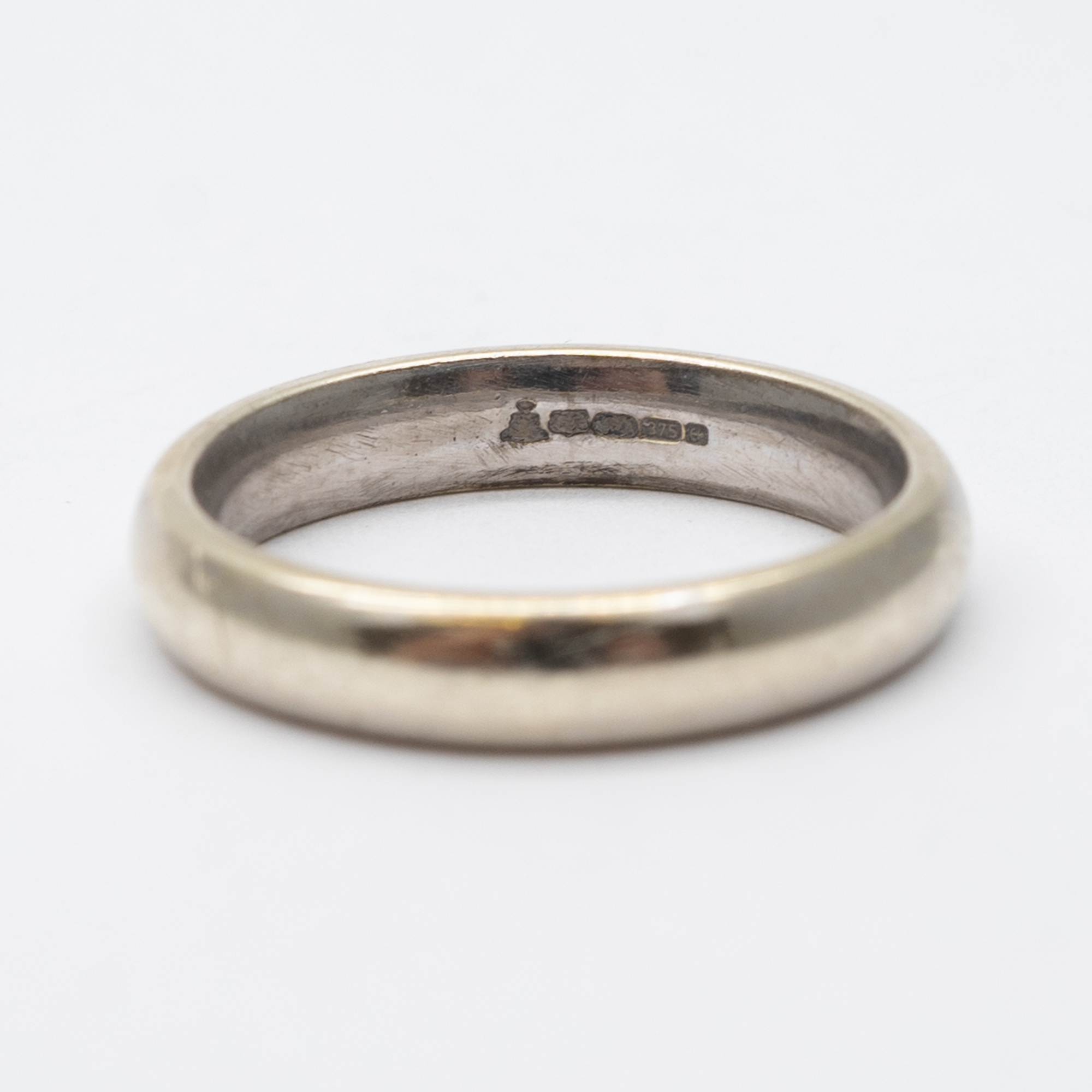 A 9ct white gold wedding band - Image 3 of 3