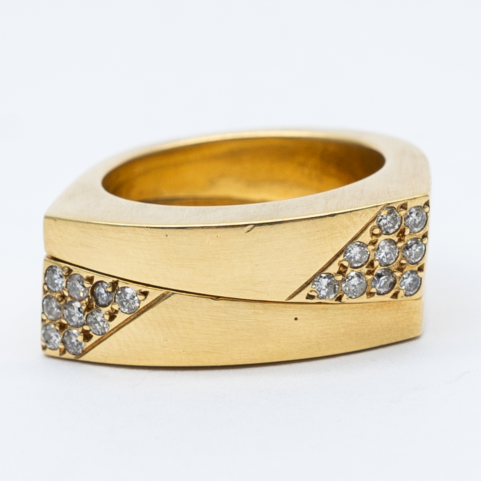 An 18ct yellow gold diamond ring
