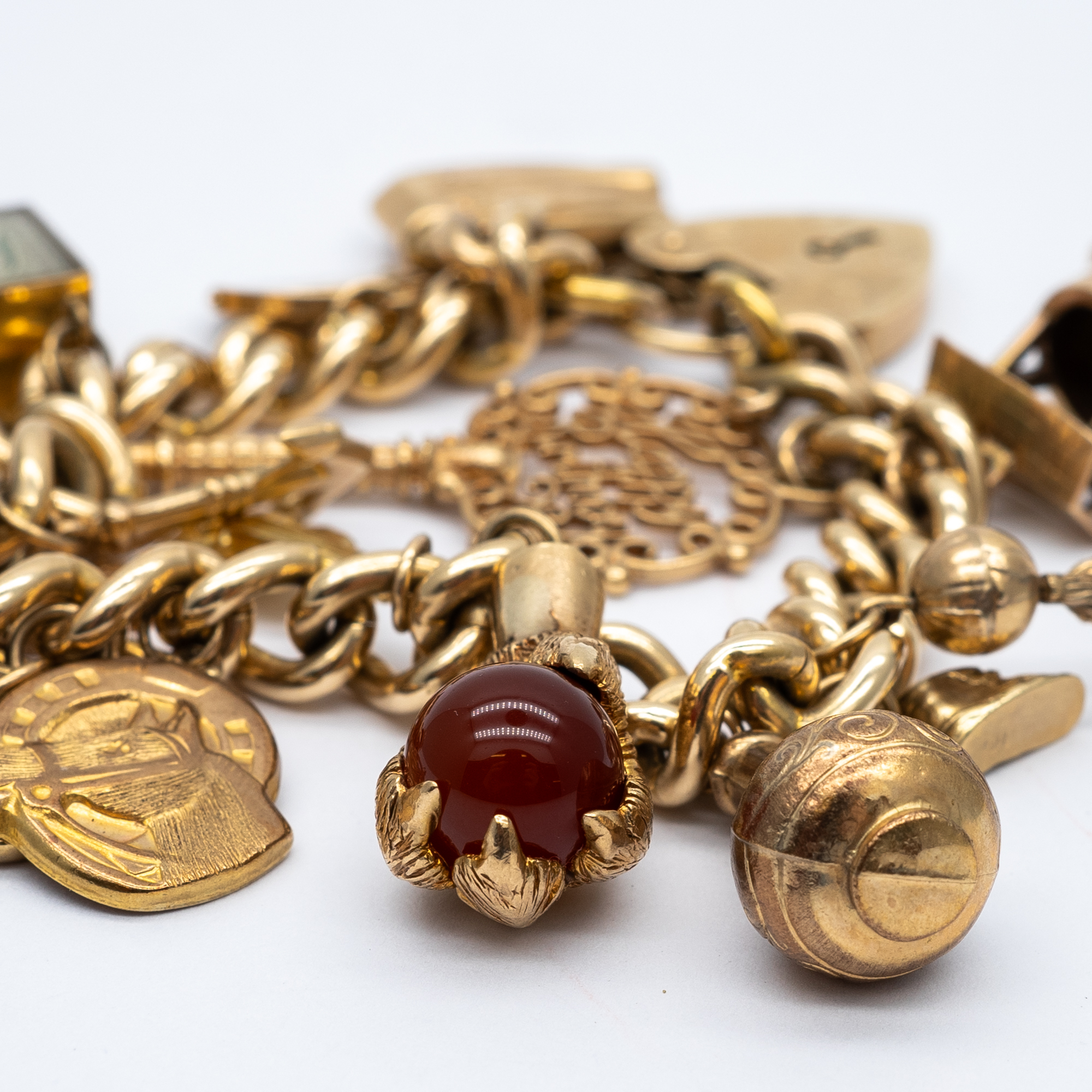 A 9ct yellow gold charm bracelet - Image 5 of 8