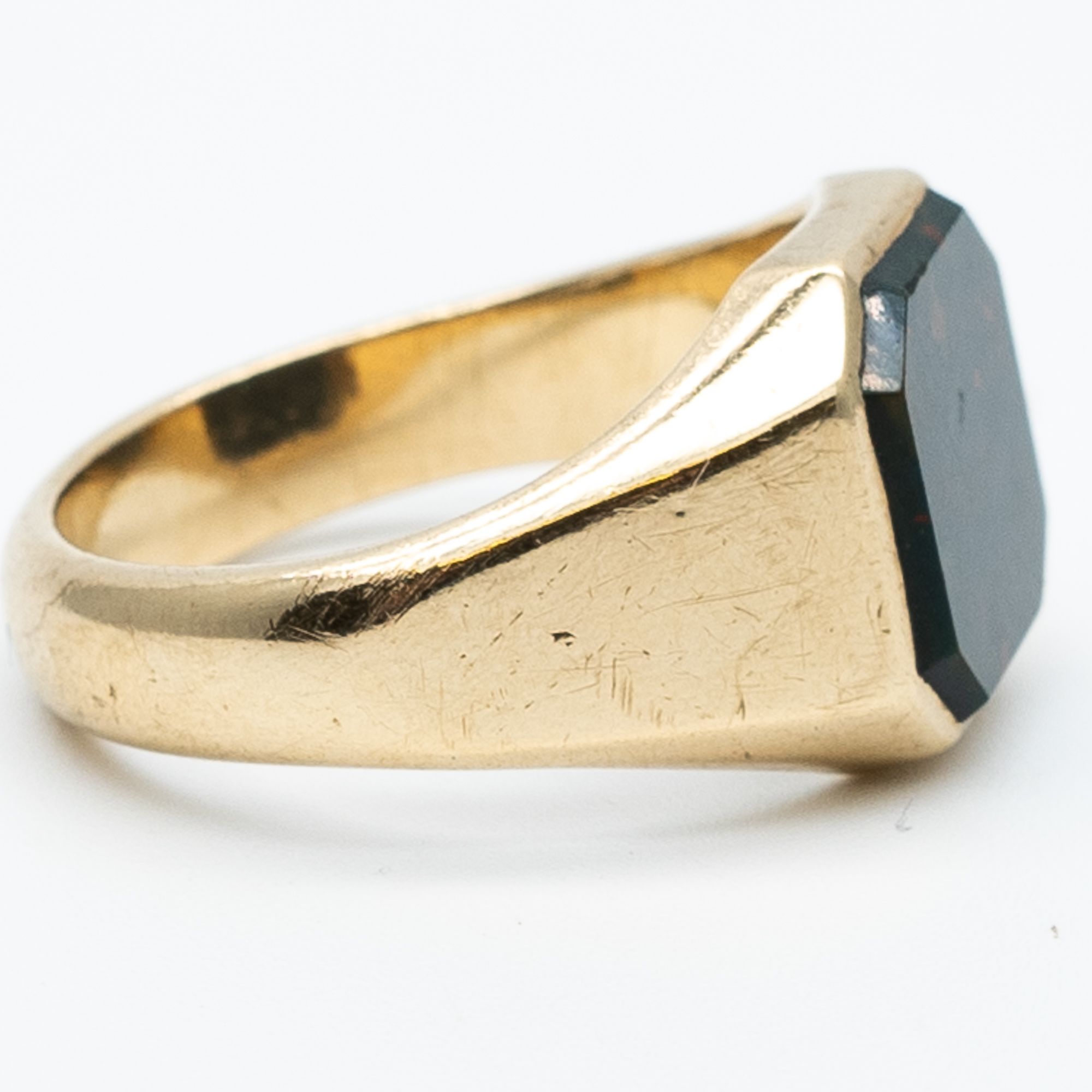 A 9ct yellow gold gents blood stone signet ring - Image 2 of 5
