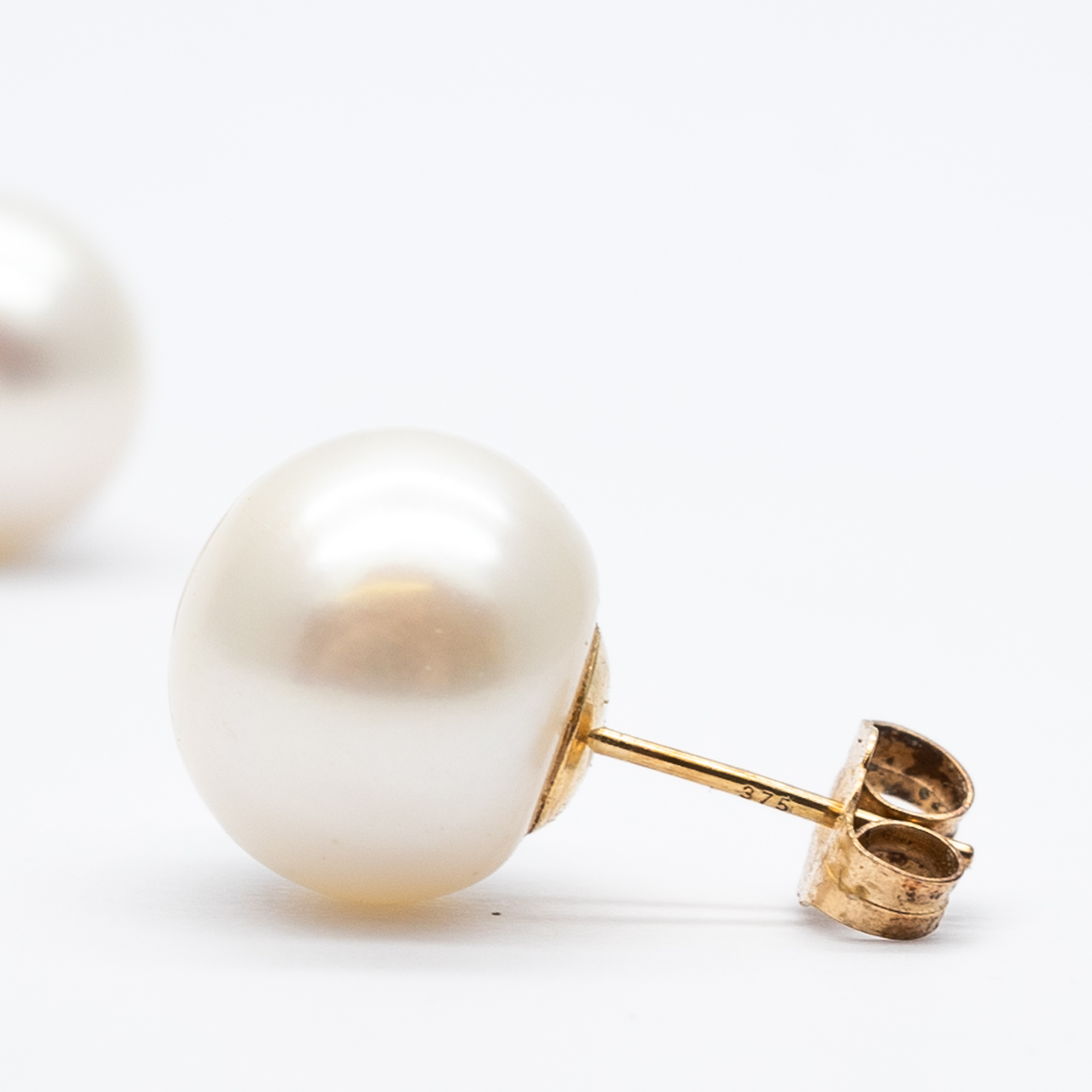 A pair of 9ct yellow gold cultured pearl earrings - Image 3 of 4