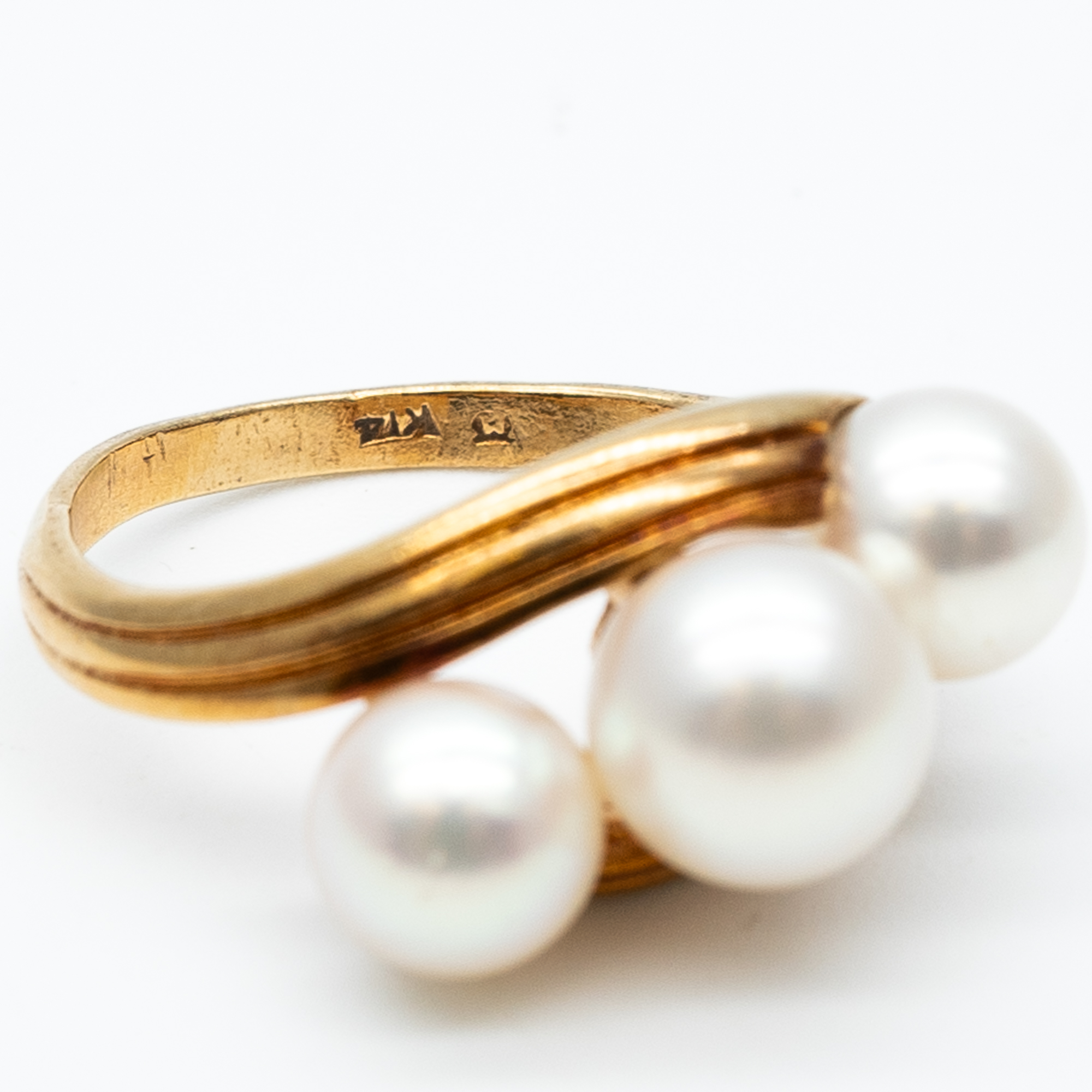 A 14ct yellow gold 3 stone cultured pearl ring - Image 2 of 4