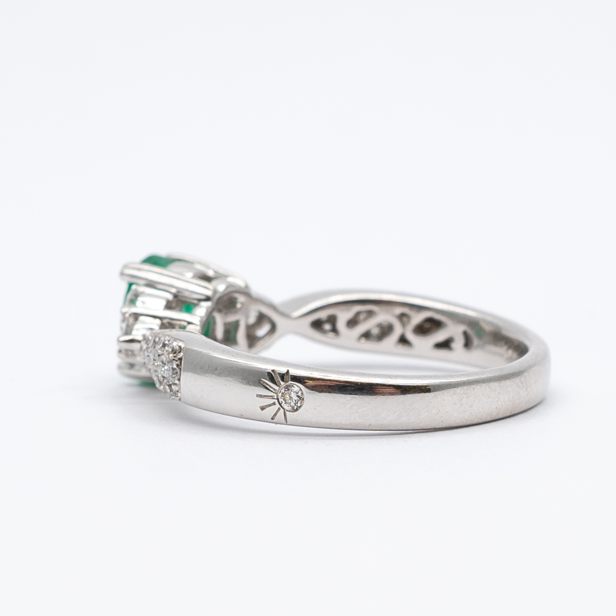 A 14ct white gold columbian emerald and diamond ring - Image 3 of 6