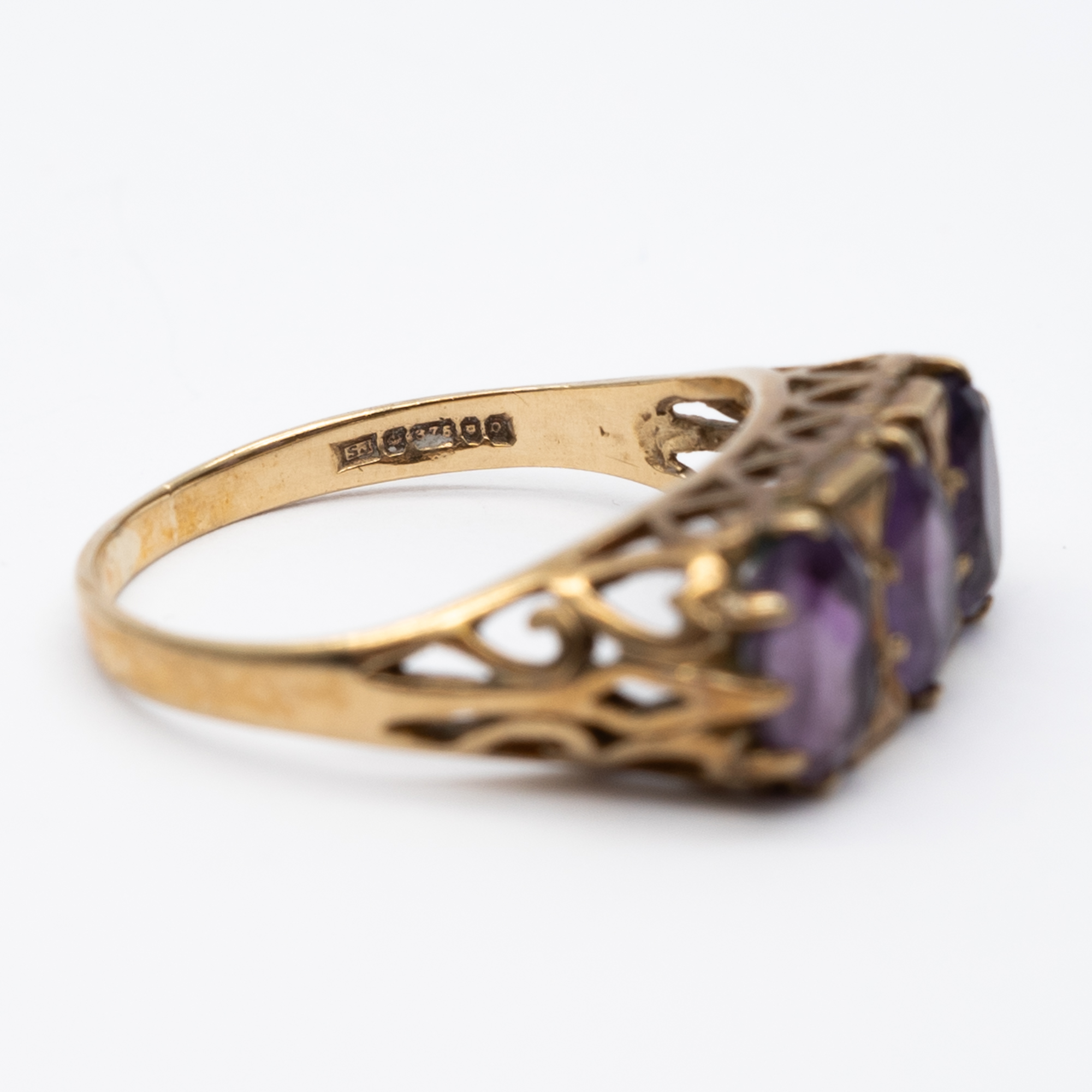 A 9ct yellow gold 3 stone amethyst ring - Image 6 of 6
