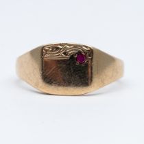 A 9ct yellow gold signet ring set with a ruby