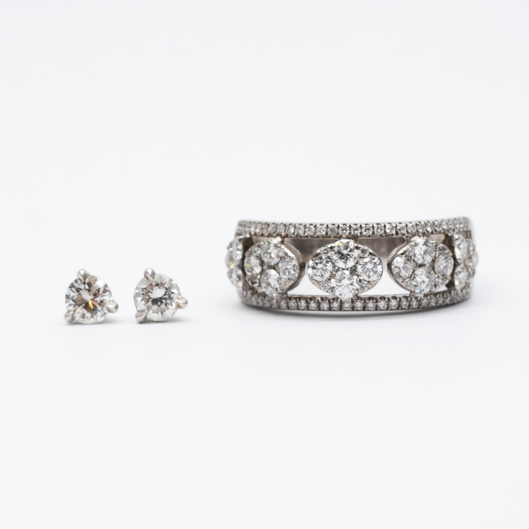 An 18ct white gold diamond dress ring and diamond stud earrings