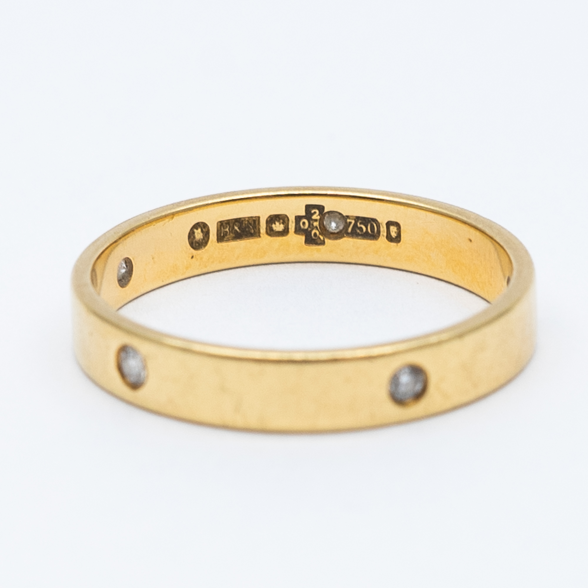 An 18ct yellow gold diamond set band - Image 4 of 4