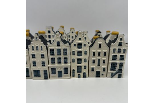 A mixed lot of Blue Delft KLM houses - Image 6 of 10