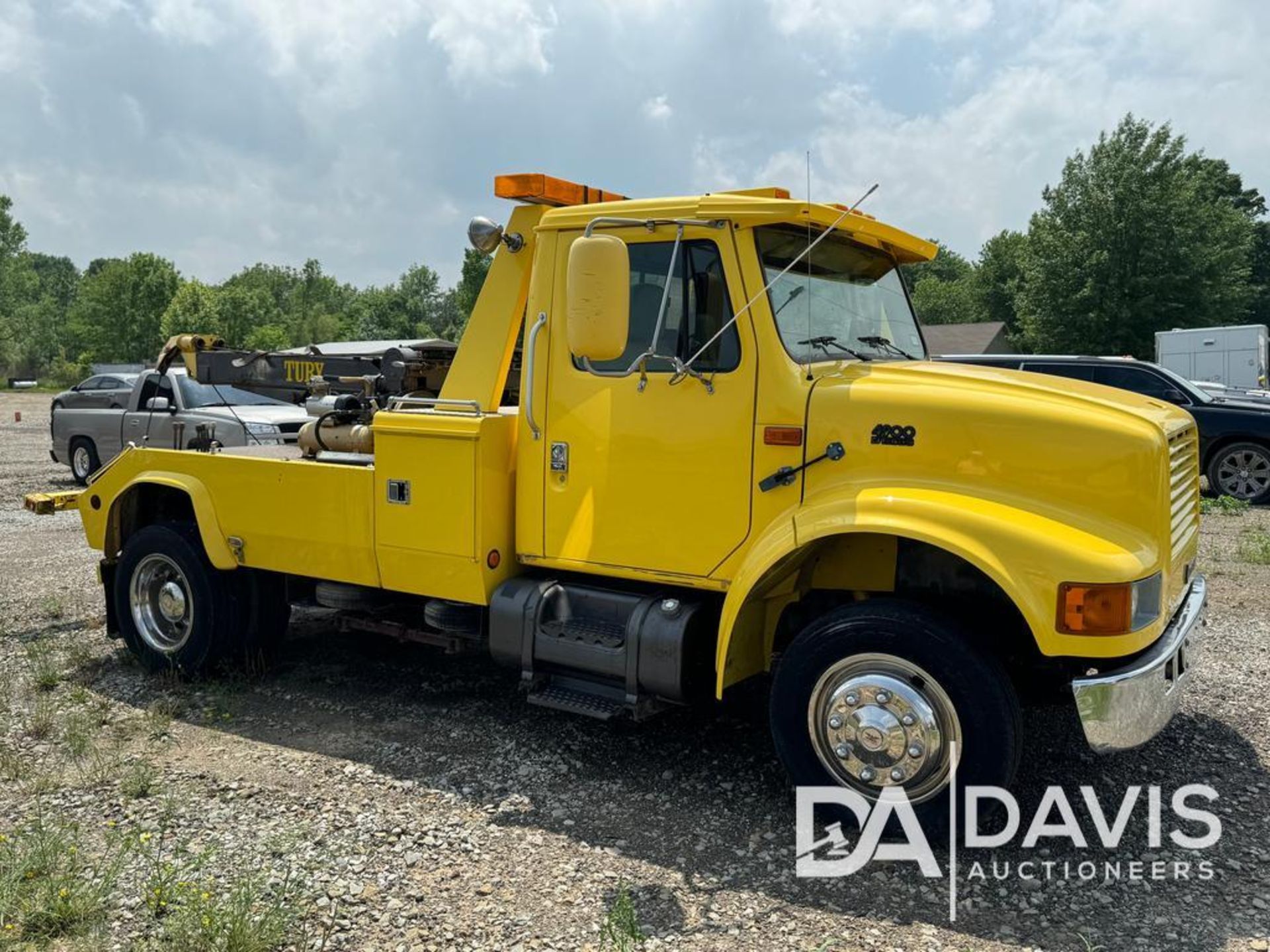 1999 International 4700 Tow Truck, VIN # 1HTSCABM4XH208404 - Image 2 of 27