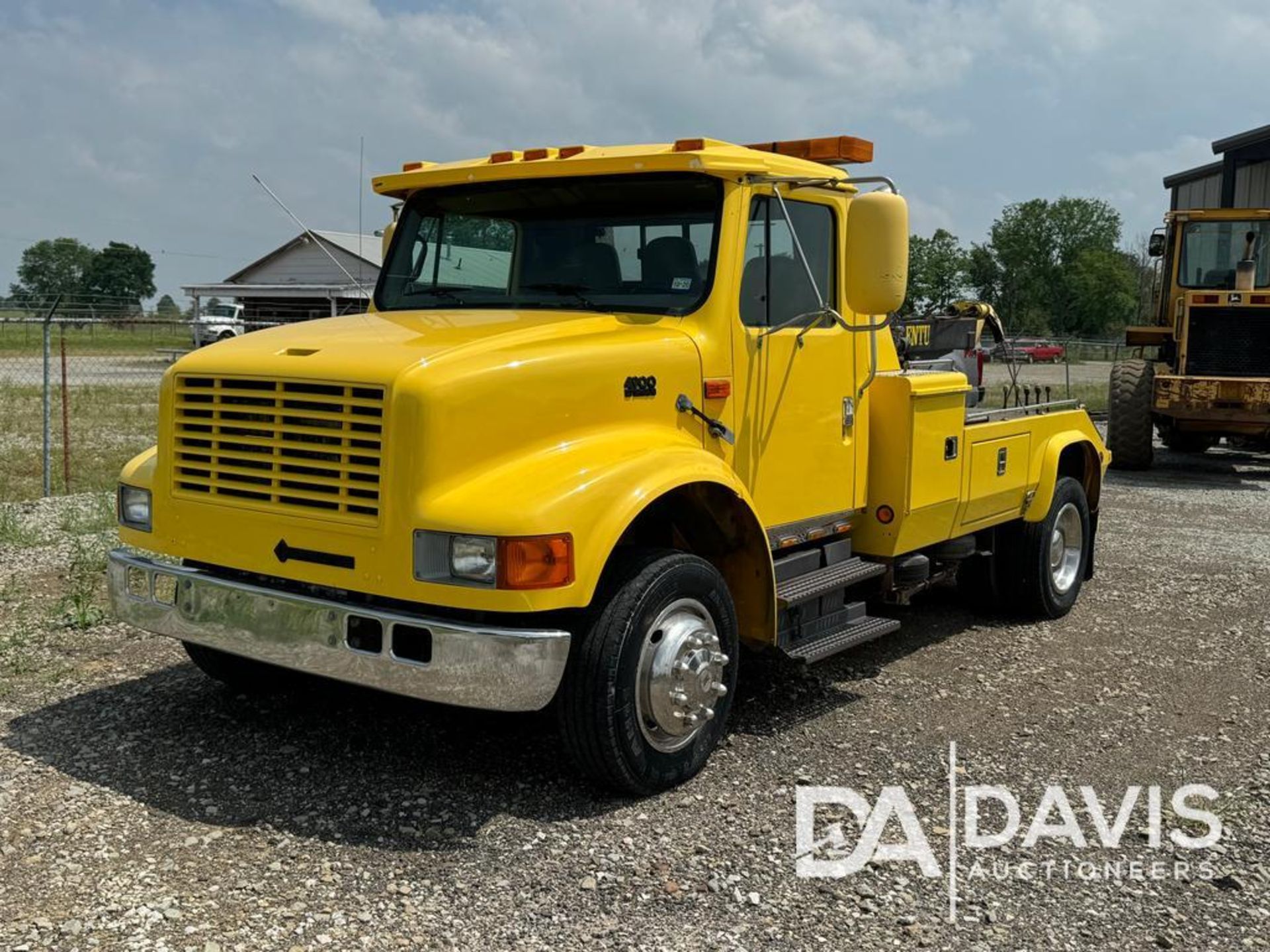 1999 International 4700 Tow Truck, VIN # 1HTSCABM4XH208404 - Image 4 of 27