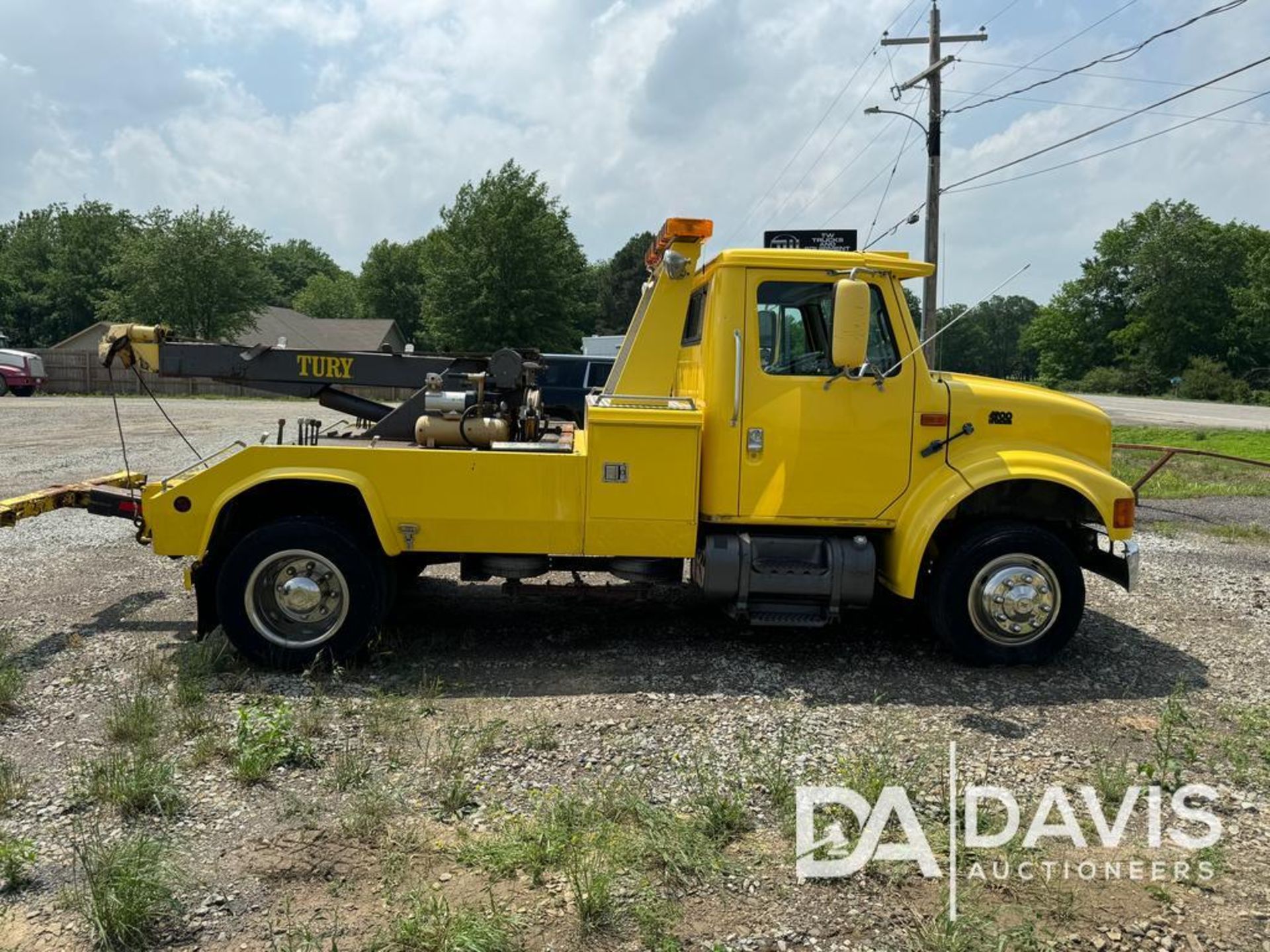 1999 International 4700 Tow Truck, VIN # 1HTSCABM4XH208404 - Image 3 of 27