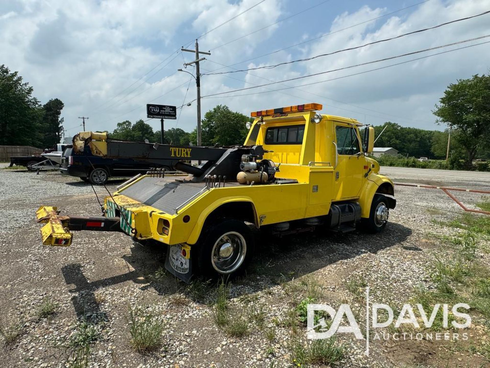 1999 International 4700 Tow Truck, VIN # 1HTSCABM4XH208404 - Image 5 of 27