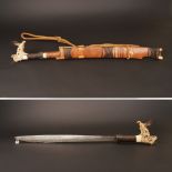 Mandau, sog. Kopfjäger-Schwert in orig. Scheide, Dajak-Volk, Borneo